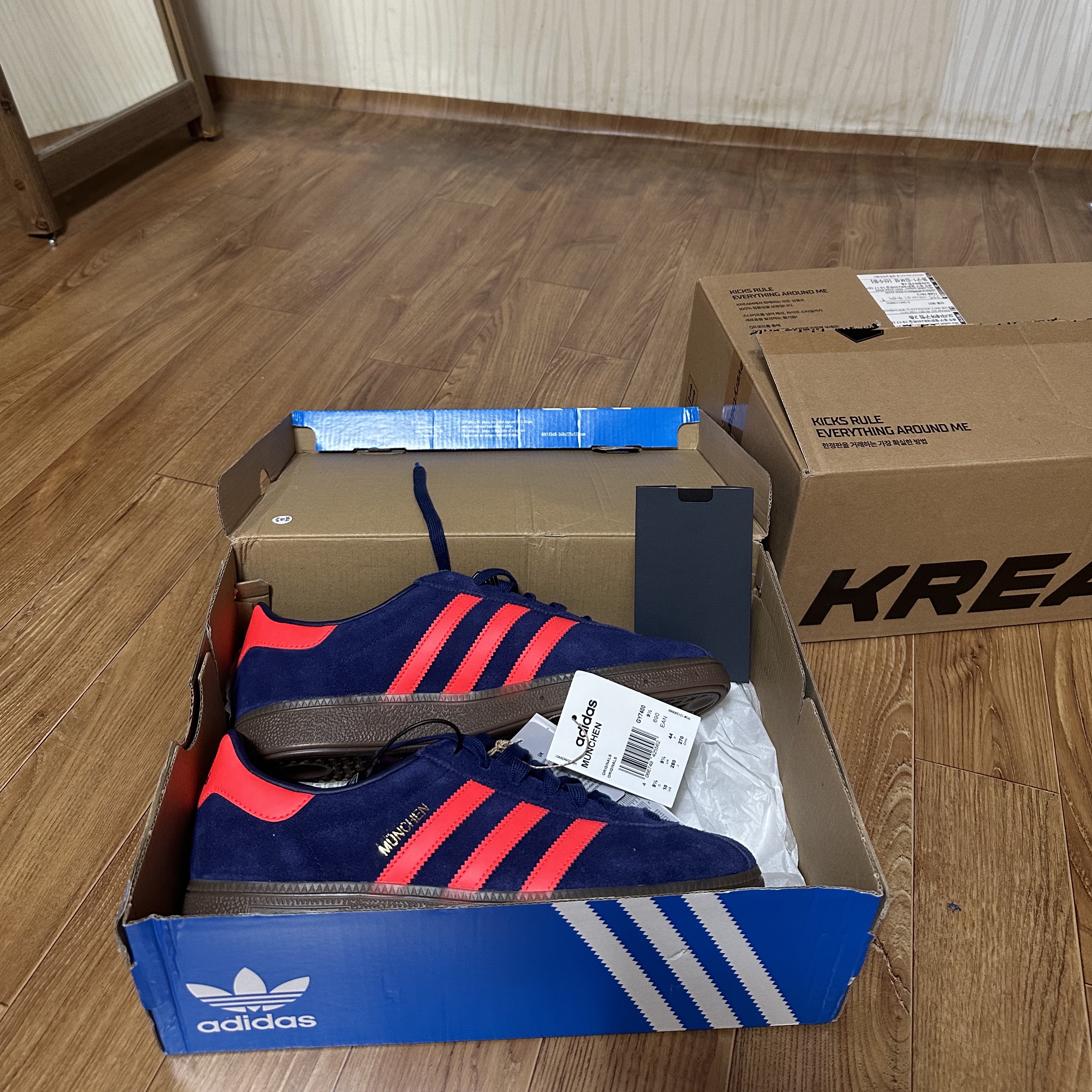 Adidas City Series Munchen Dark Blue Solar Red 착용 스타일 - 1