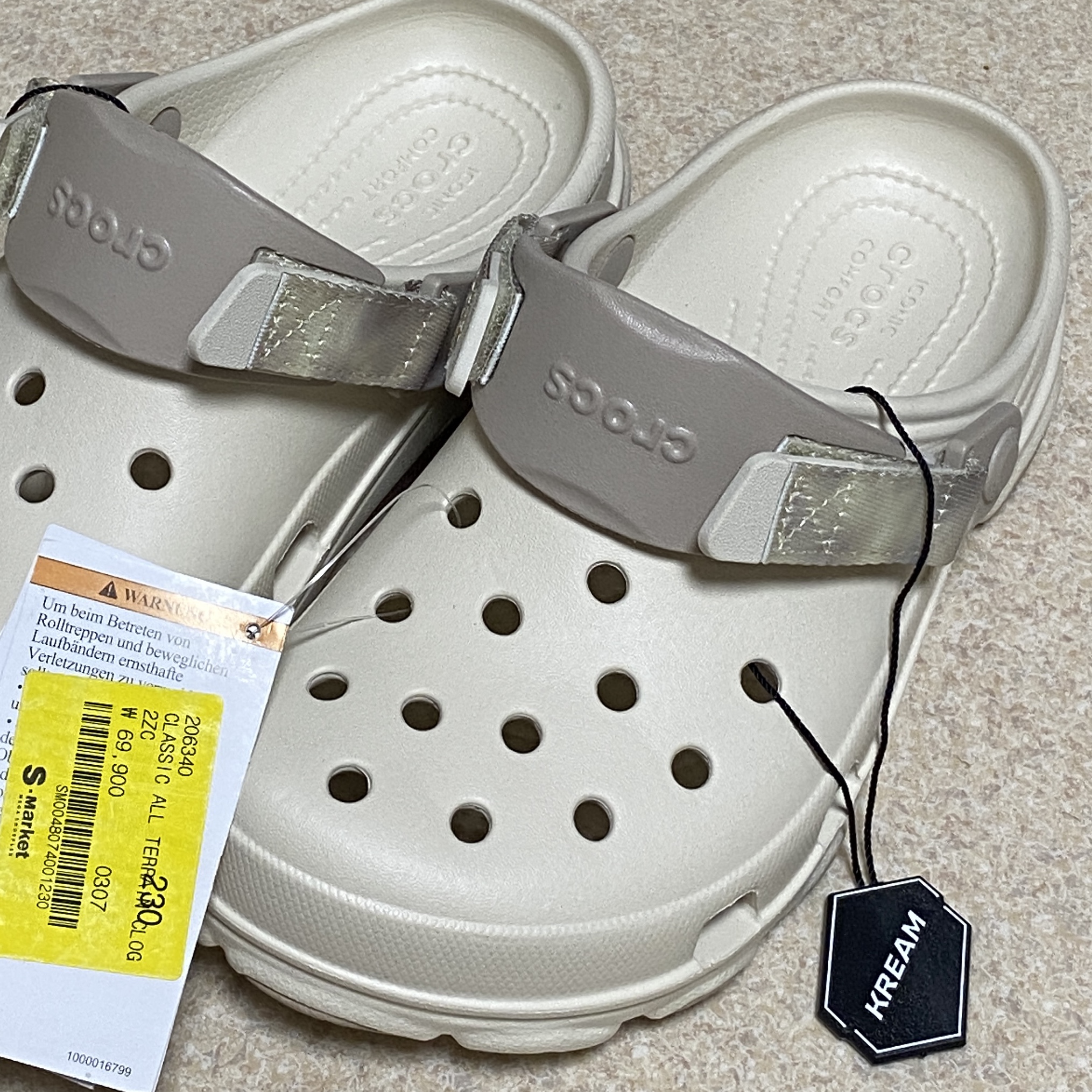 Crocs All Terrain Clog Cobblestone 착용 스타일