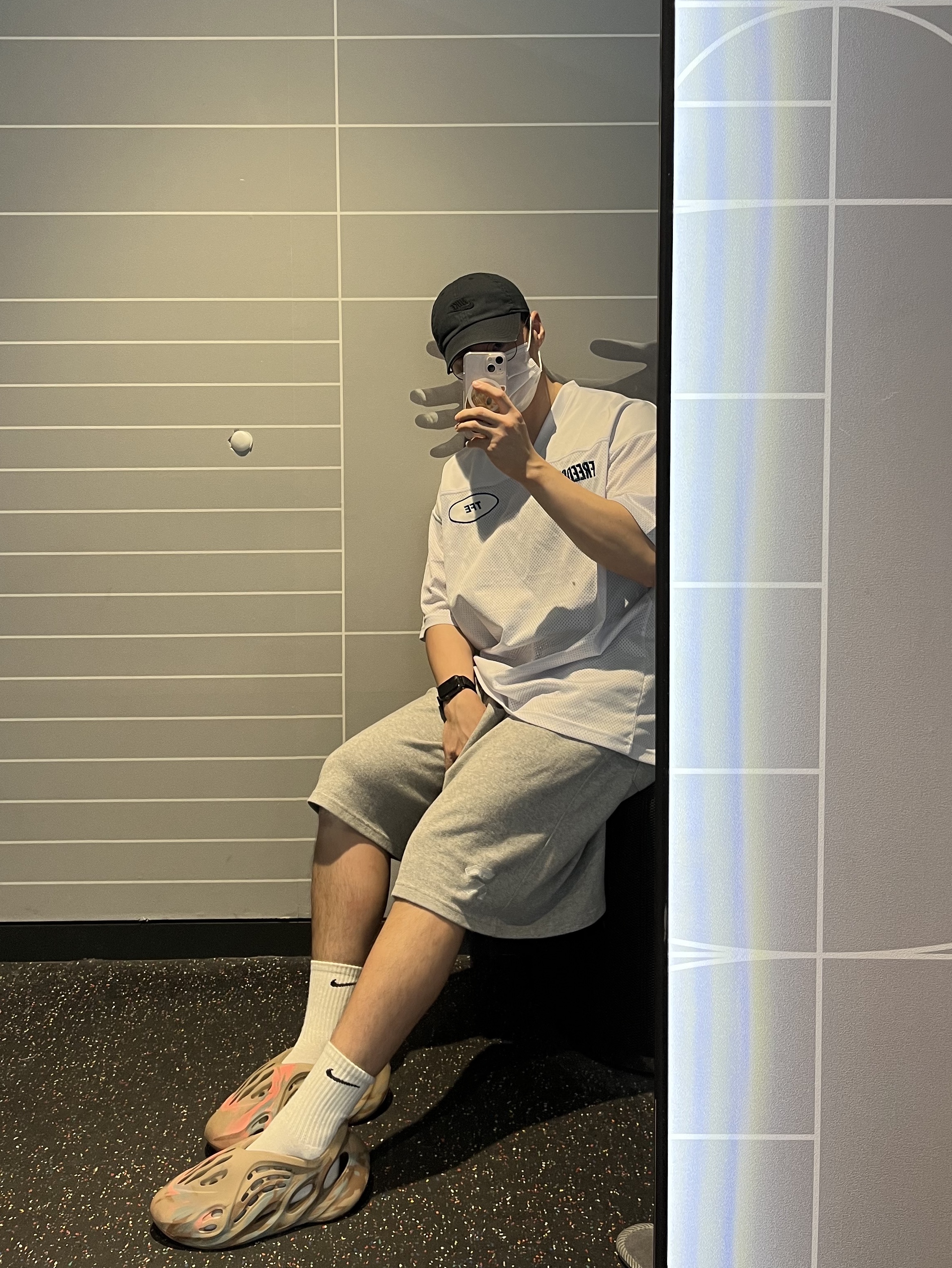 Adidas Yeezy Foam RNNR MX Sand Grey 착용 스타일