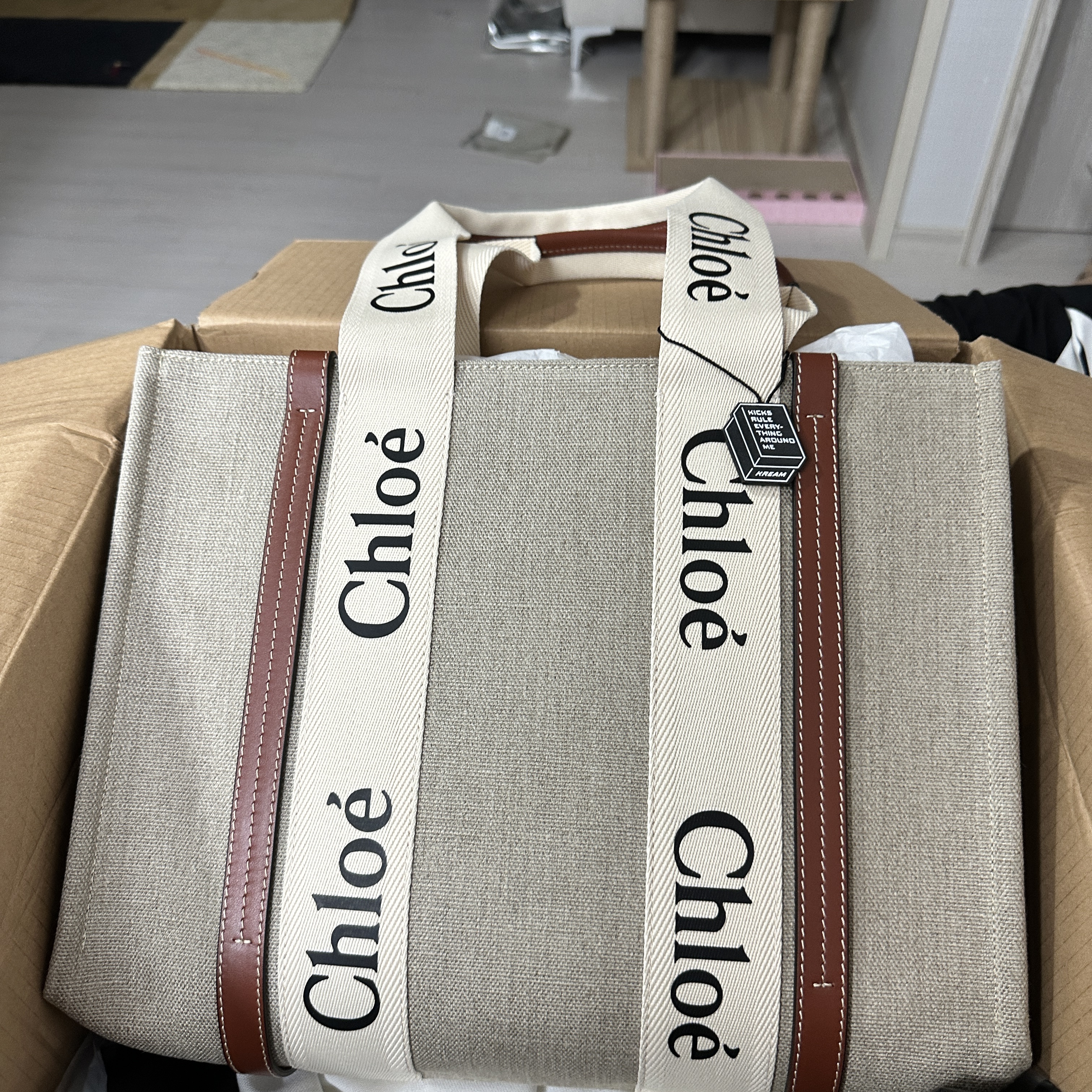 Chloe Woody Medium Tote Bag White Brown 착용 스타일 - 3