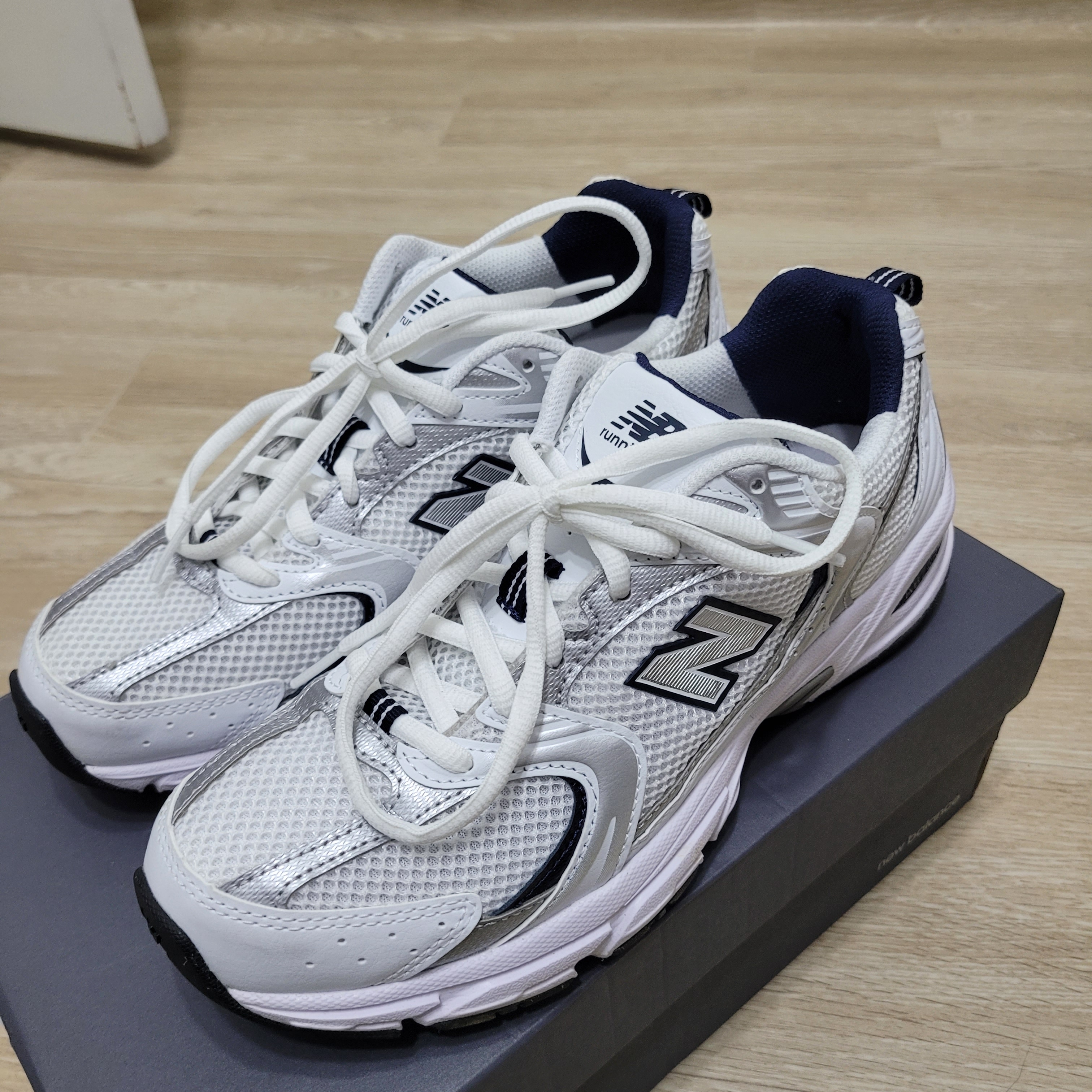 New Balance 530 White 착용 스타일 - 1