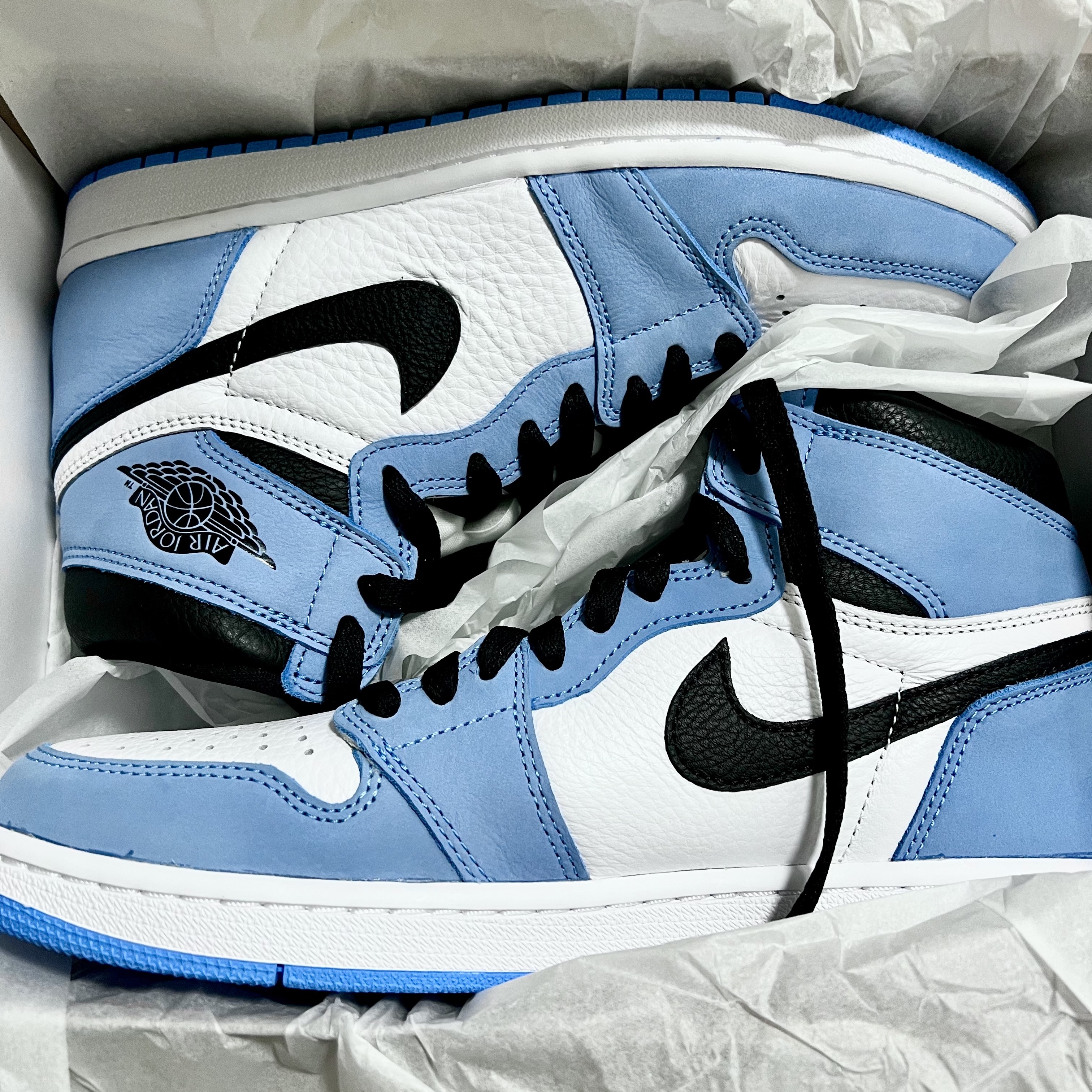 Jordan 1 Retro High OG University Blue 착용 스타일 - 1
