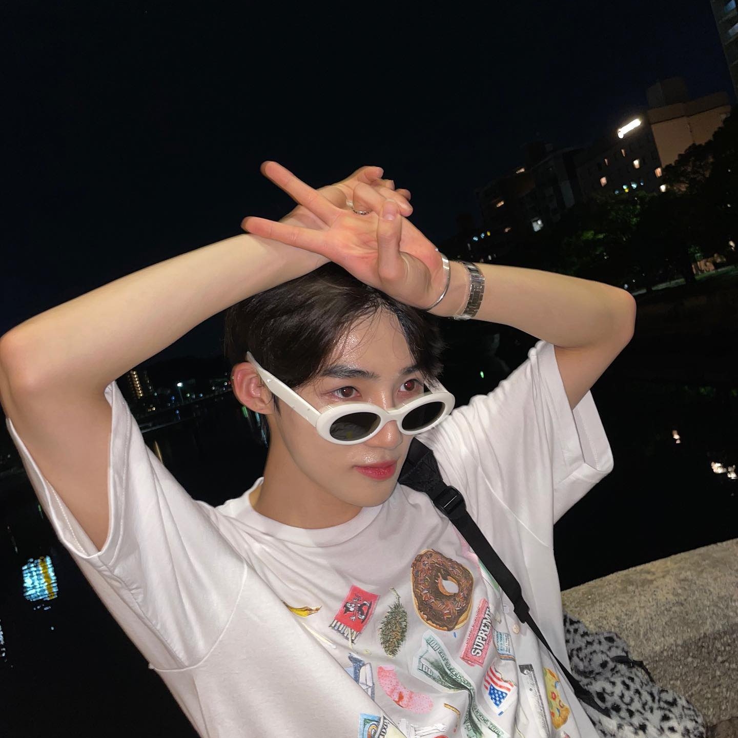 Supreme Trash T-Shirt White - 23SS, Gentle Monster Tambu W1 White 착용 스타일 - 3