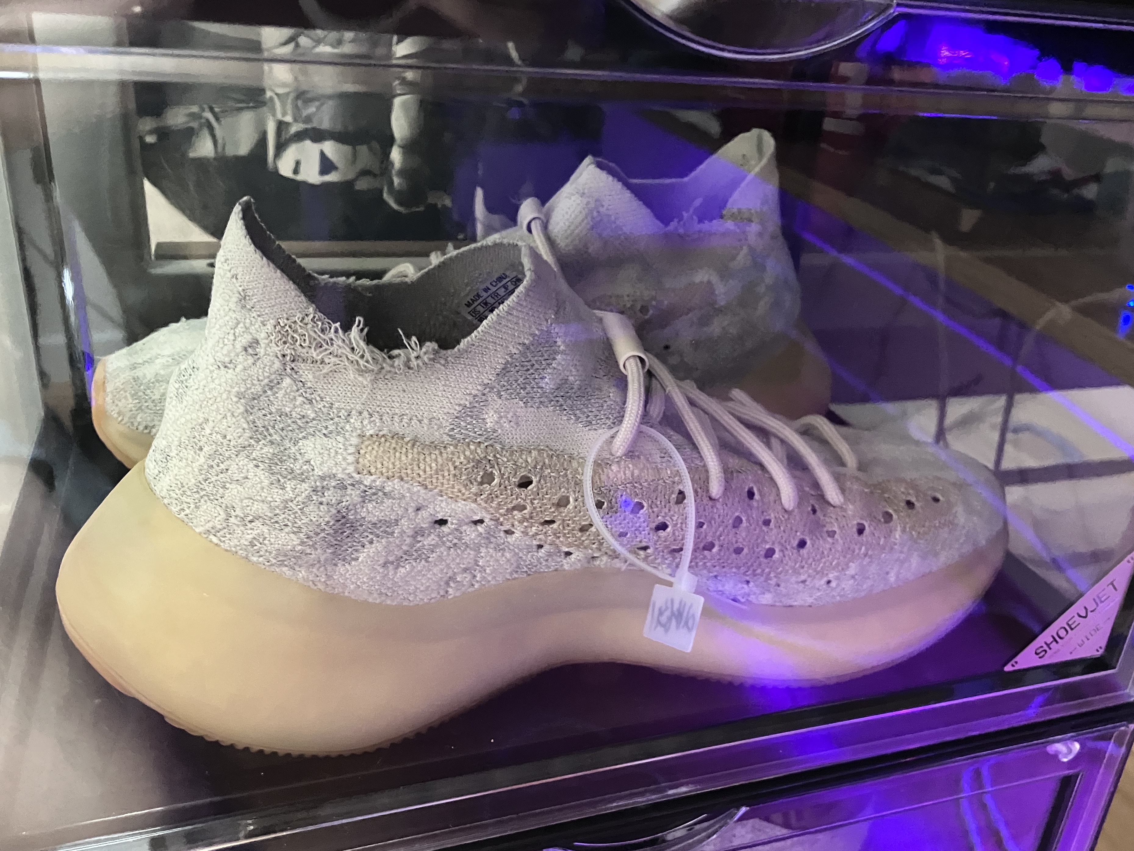 Adidas Yeezy Boost 380 Yecoraite - Reflective 착용 스타일