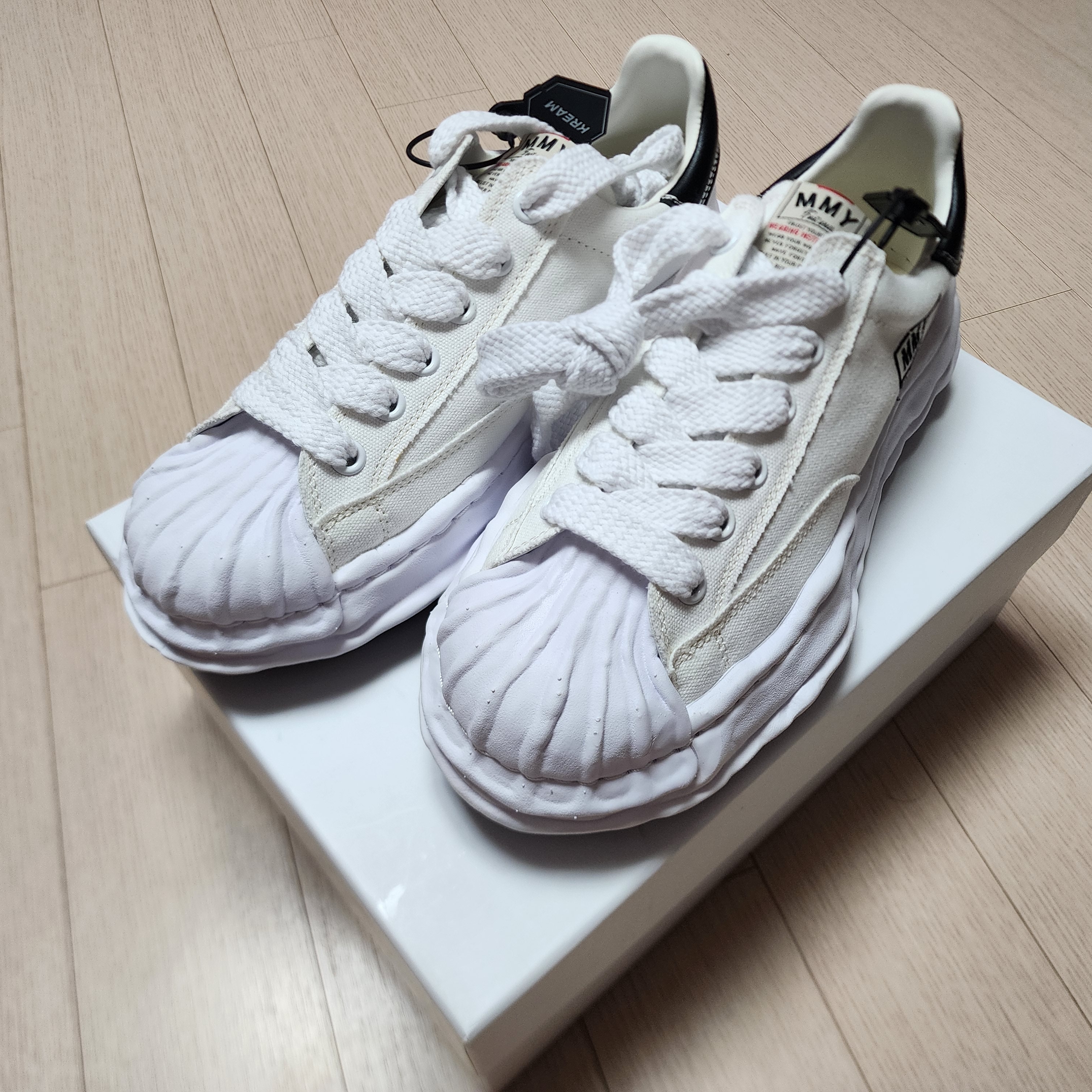 Maison Mihara Yasuhiro Blakey OG Sole Canvas Low-top Sneakers White 착용 스타일