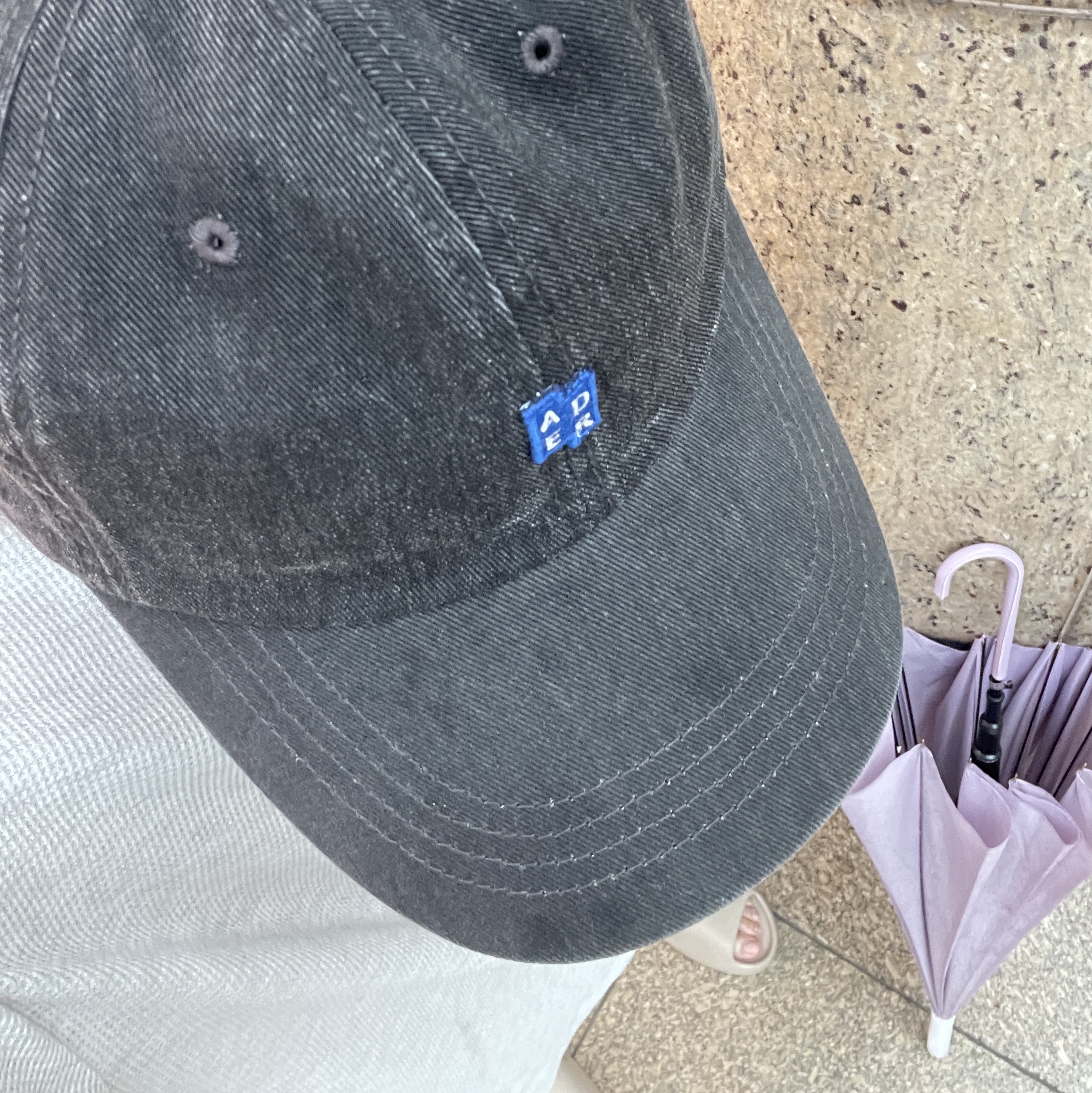 Ader Error Sig; TRS Tag Cap 01 Charcoal, Adidas Yeezy Slide Pure 착용 스타일 - 1