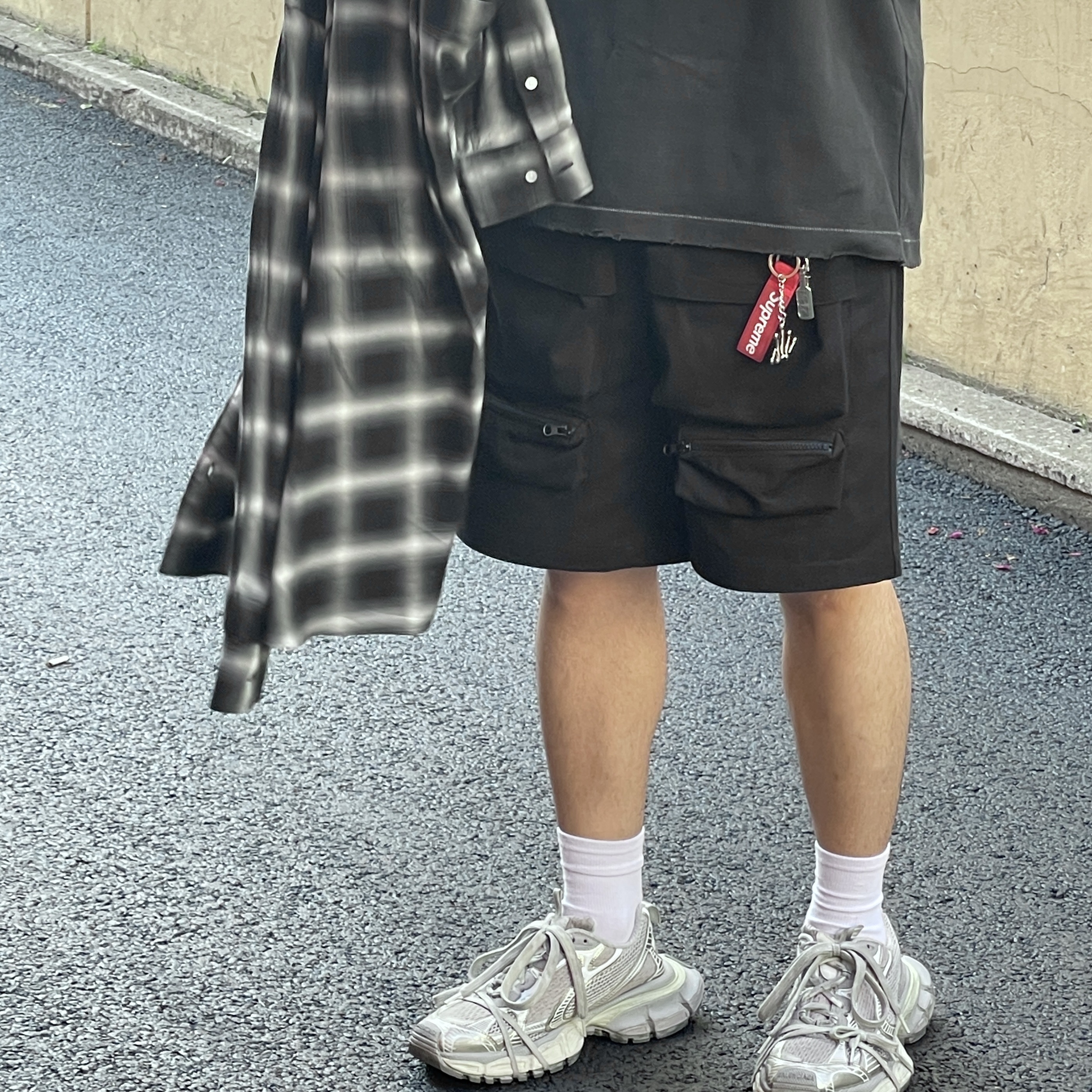 Balenciaga 3XL Sneakers Light Beige, Stussy Metal Bent Crown Keychain Silver 착용 스타일 - 2