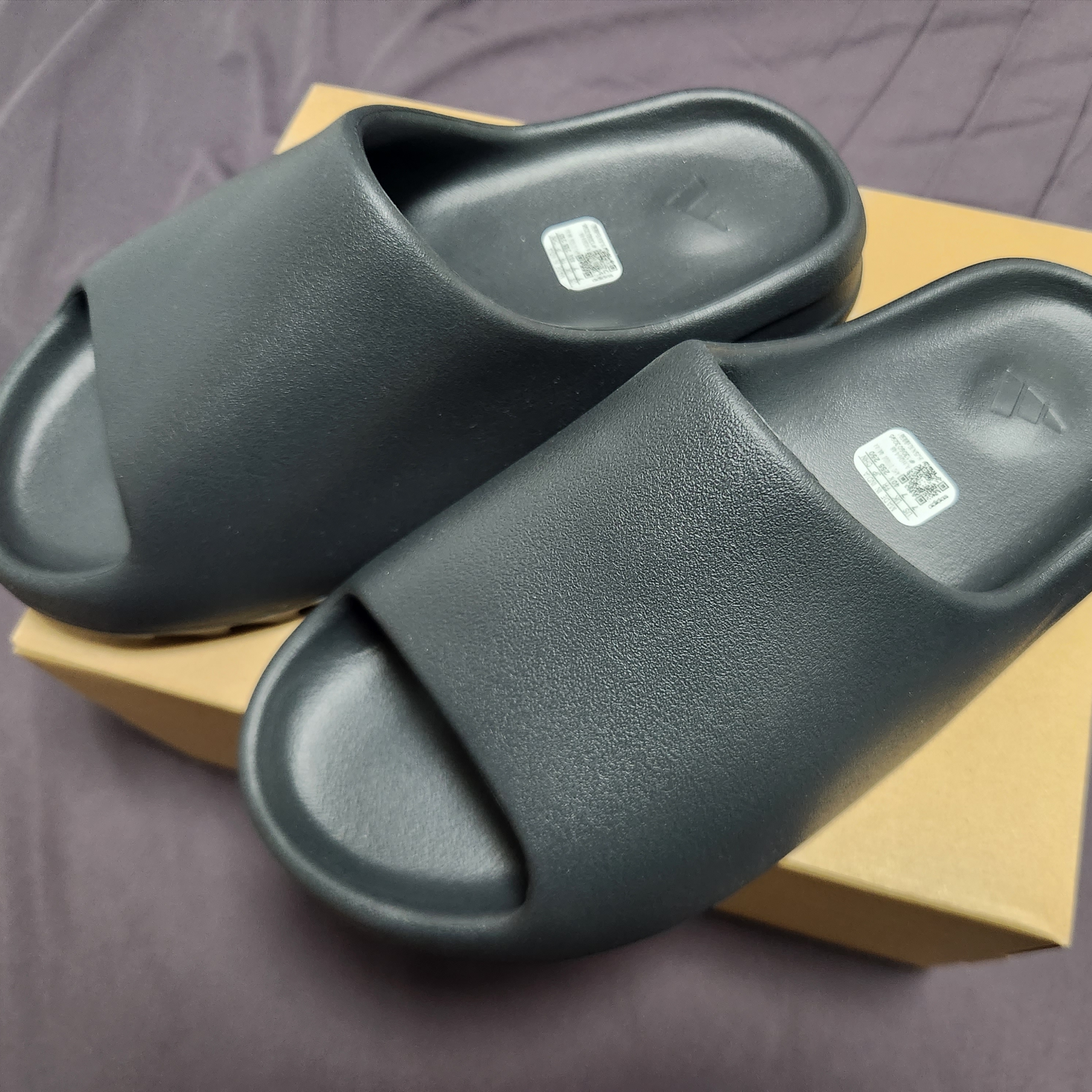 Adidas Yeezy Slide Onyx 착용 스타일