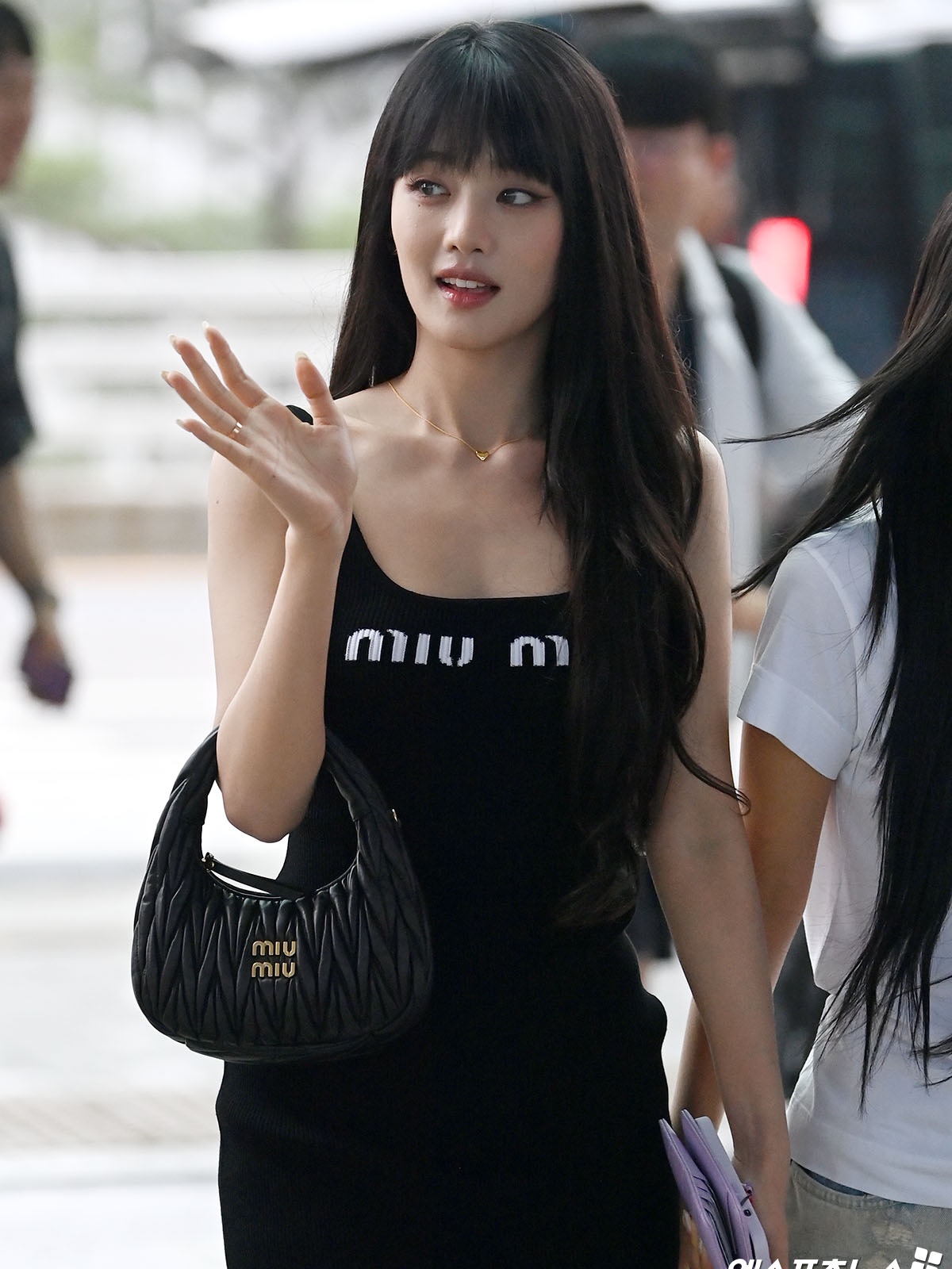Miu Miu Wander Matelasse Nappa Leather Small Hobo Bag Black 착용 스타일