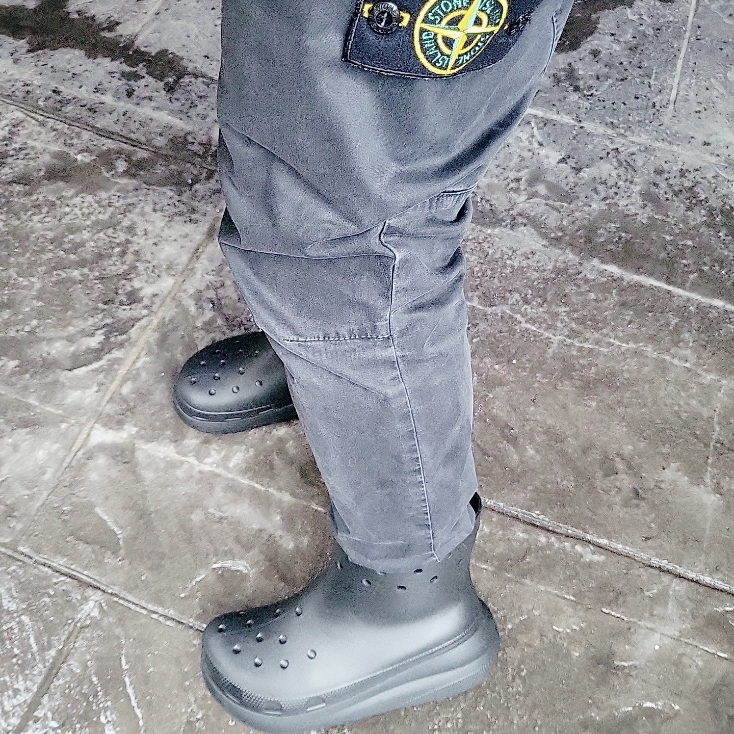 Crocs Classic Crush Boot Black, Stone Island 31303 Cargo Pants Black - 23SS 착용 스타일 - 2