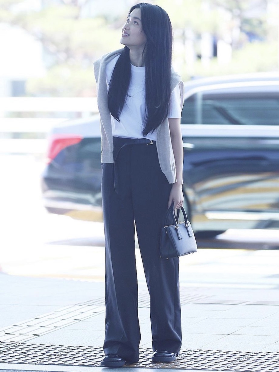 Prada Galleria Saffiano Leather Micro Bag Black 착용 스타일 - 3