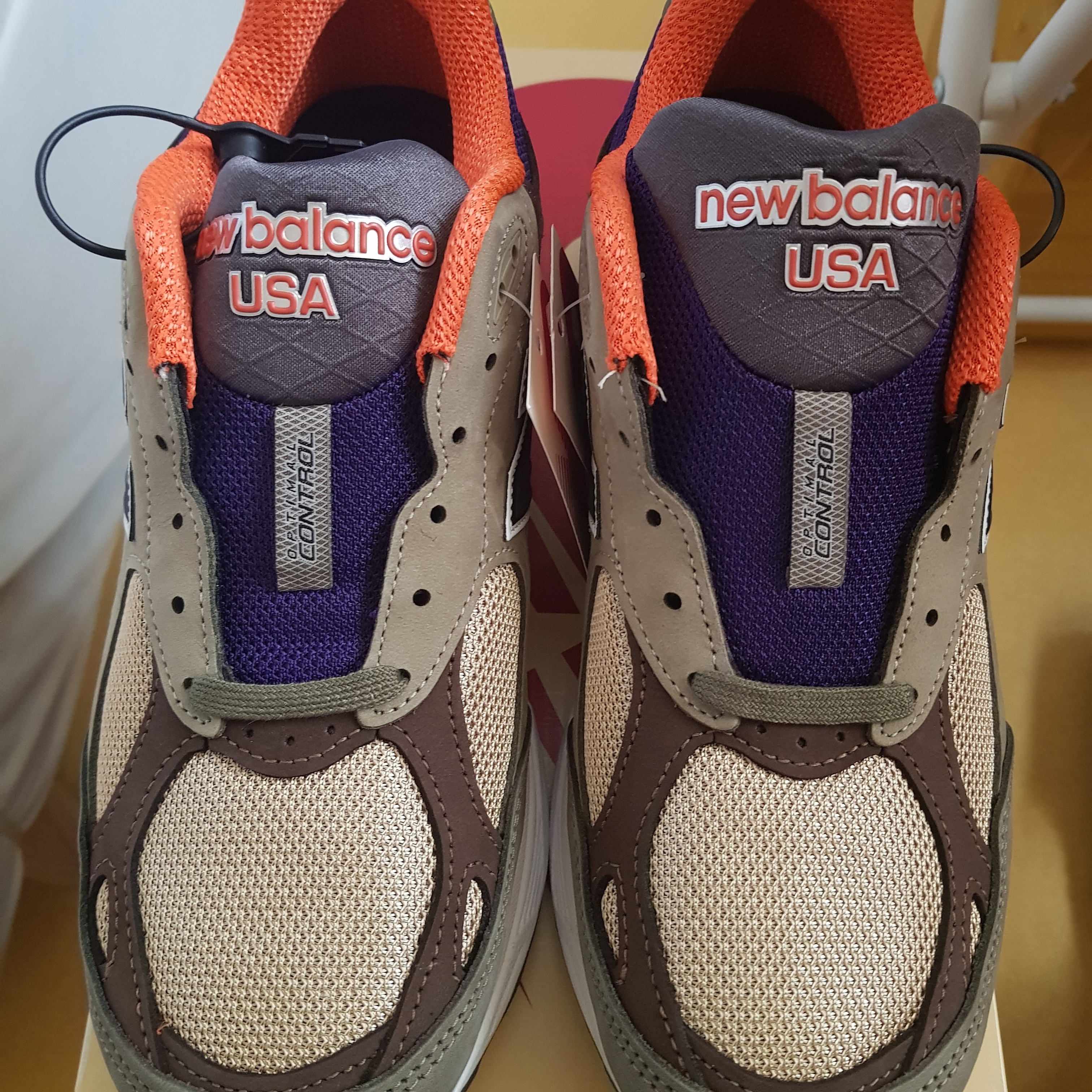 New Balance 990v3 Made in USA Tan Orange 착용 스타일 - 2