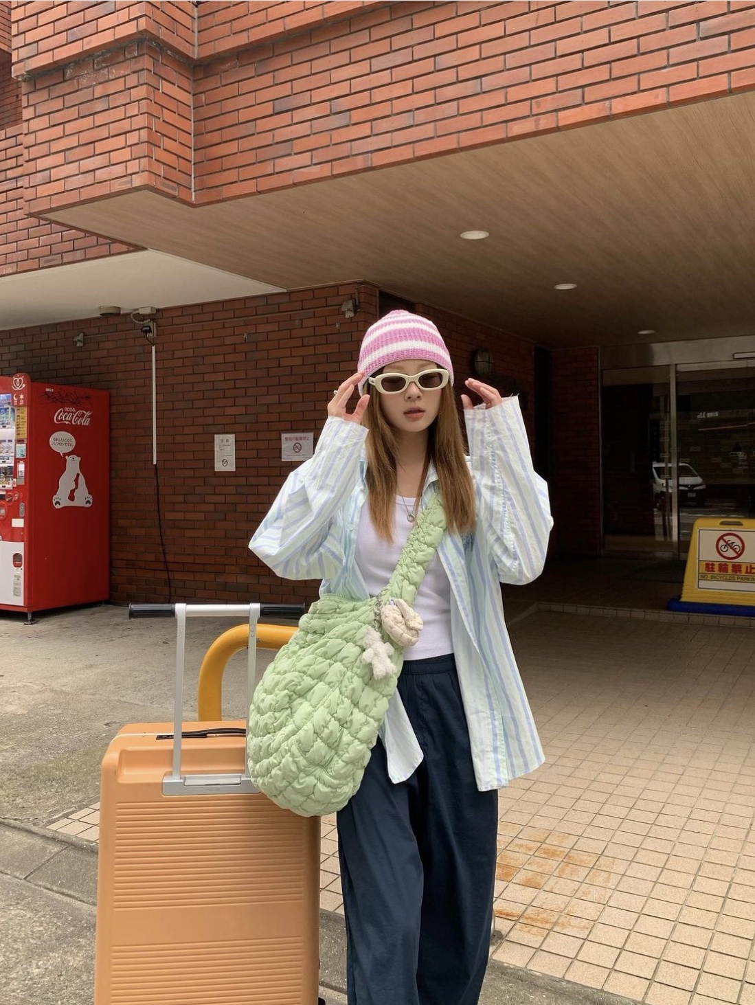 COS Quilted Oversized Shoulder Bag Green, COS Quilted Nano Bag Beige 착용 스타일 - 1
