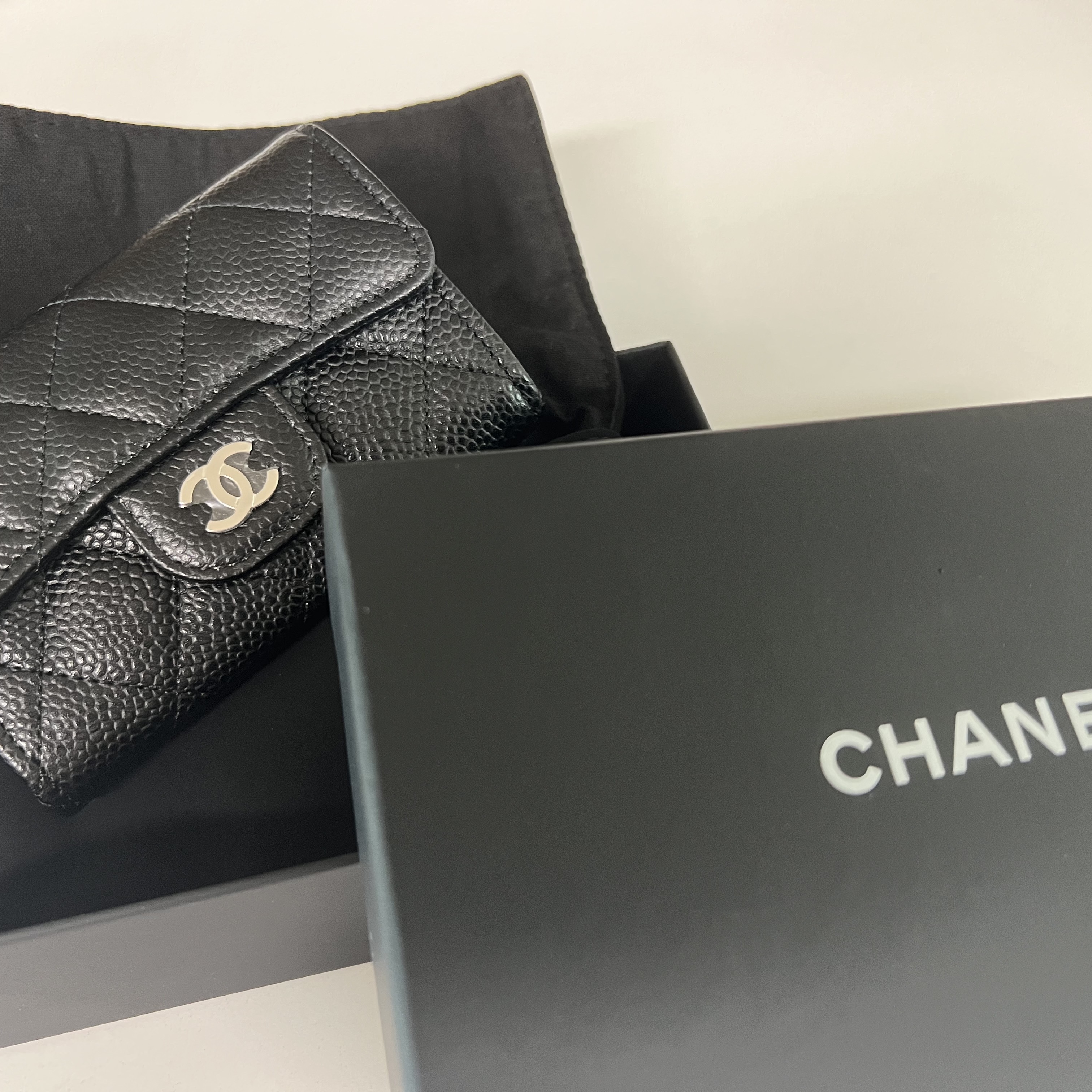 Chanel Classic Card Holder Grained Calfskin & Silver Black 착용 스타일 - 2