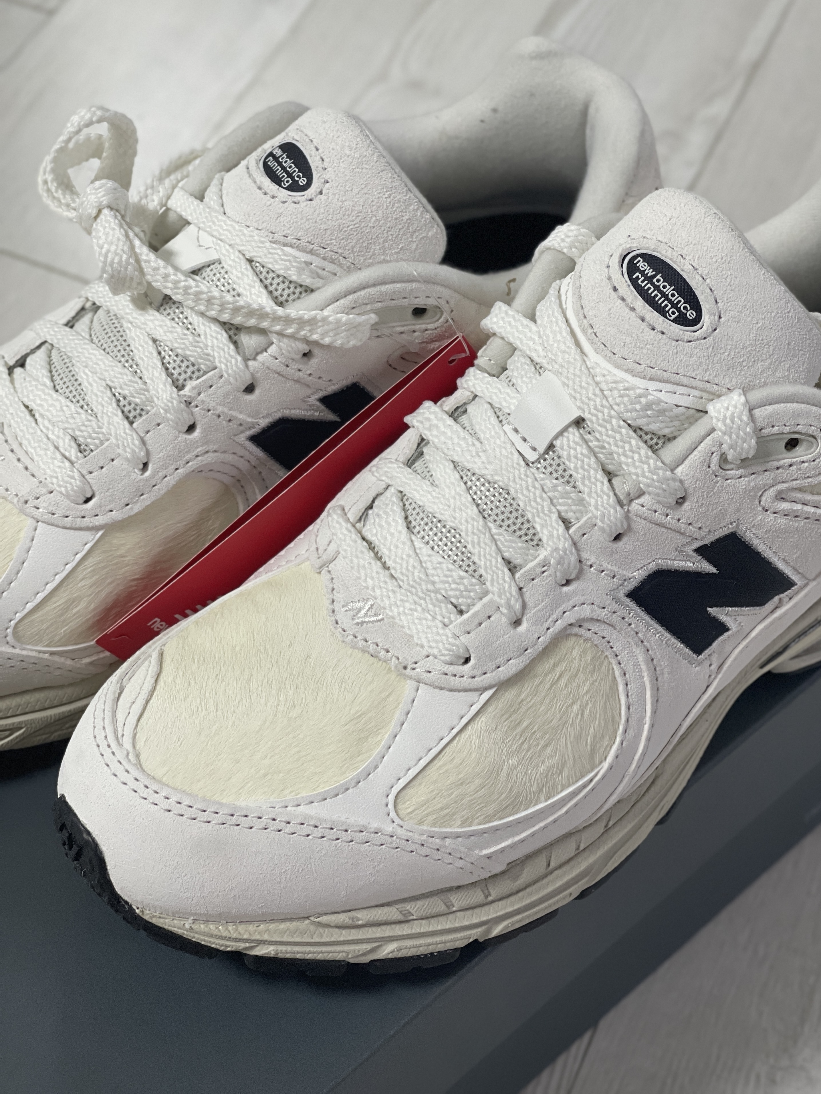 New Balance 2002R White Black 착용 스타일 - 1