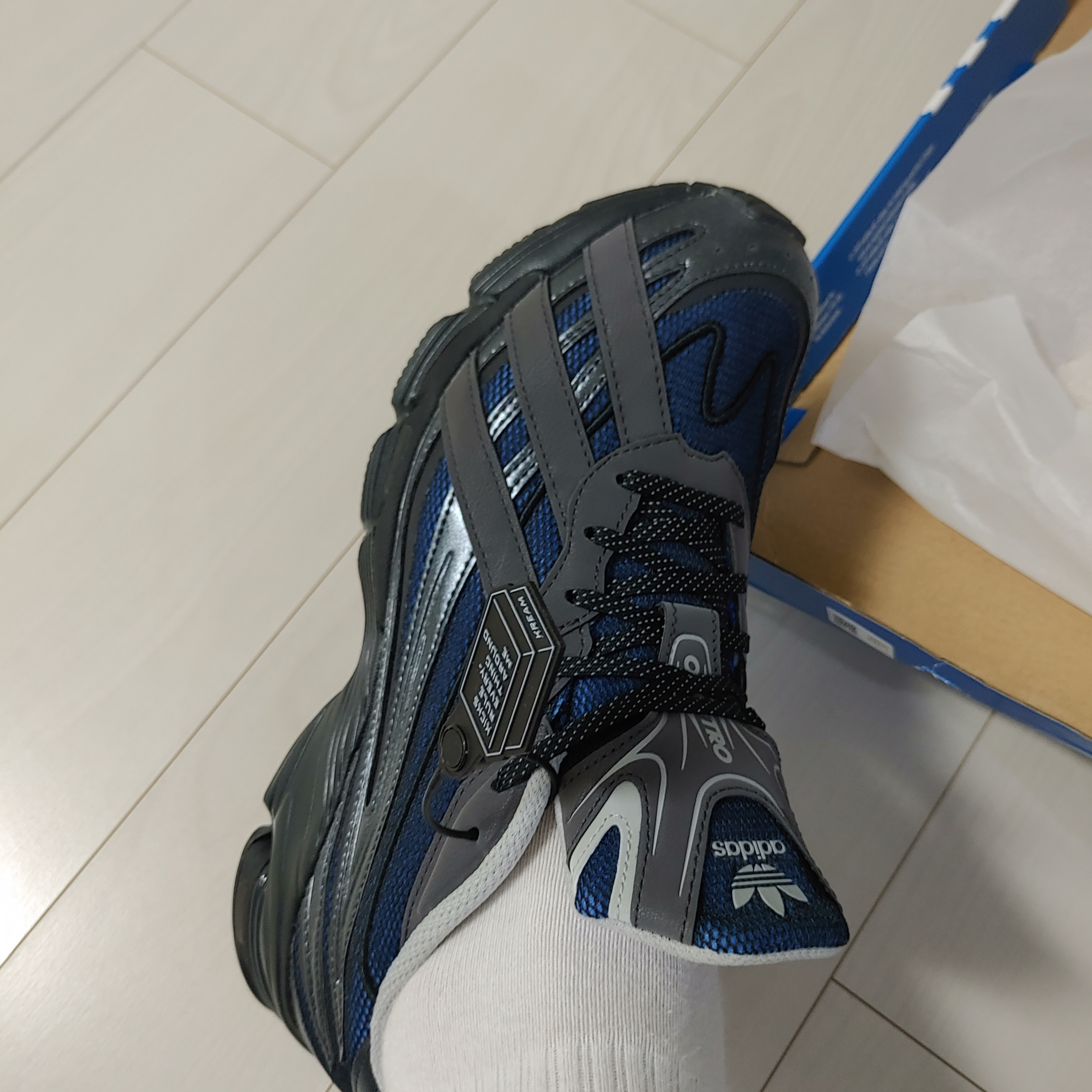 Adidas Orketro Bright Blue Carbon Black 착용 스타일