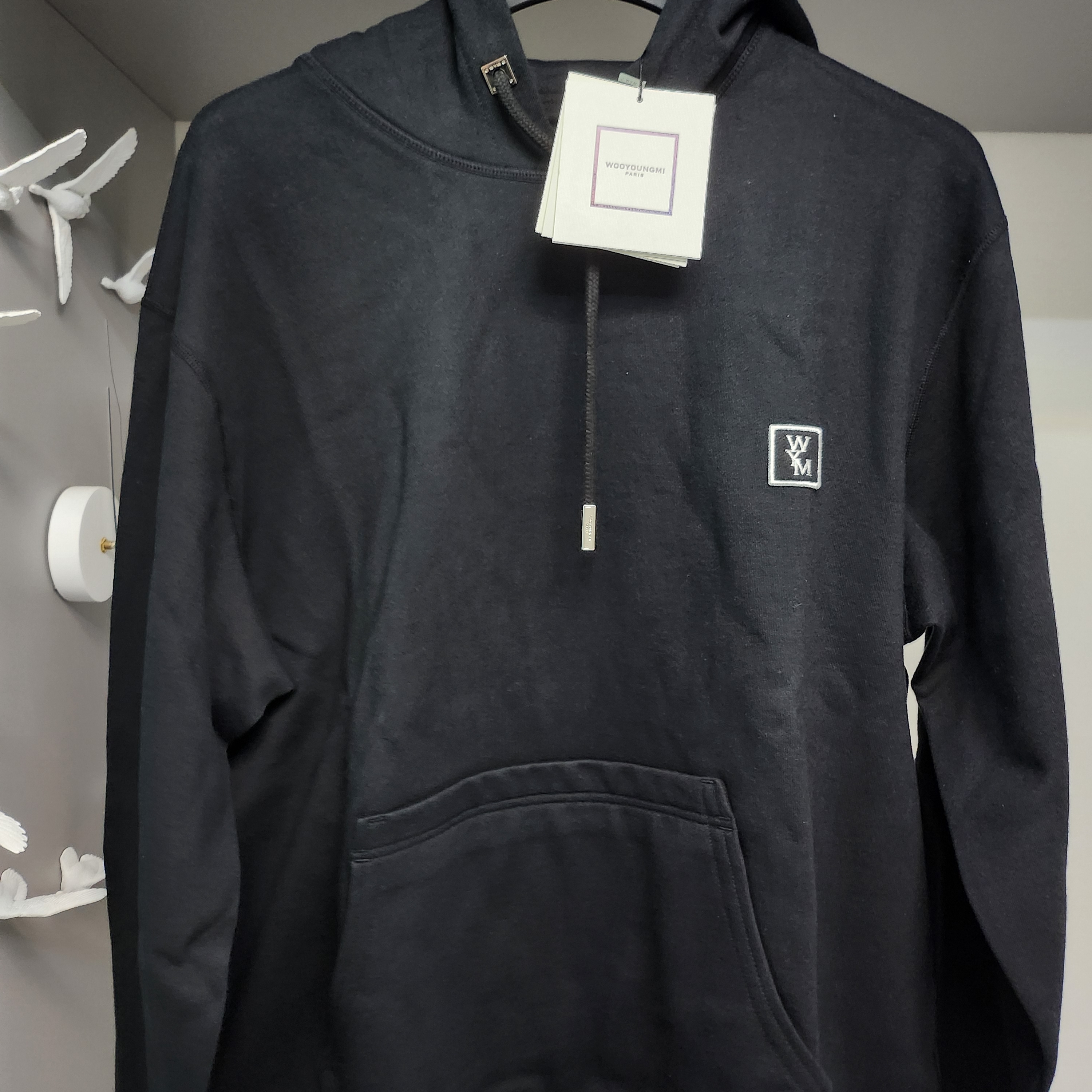 Wooyoungmi Cotton Back Logo Hooded Sweatshirt Black - 23SS 착용 스타일 - 1