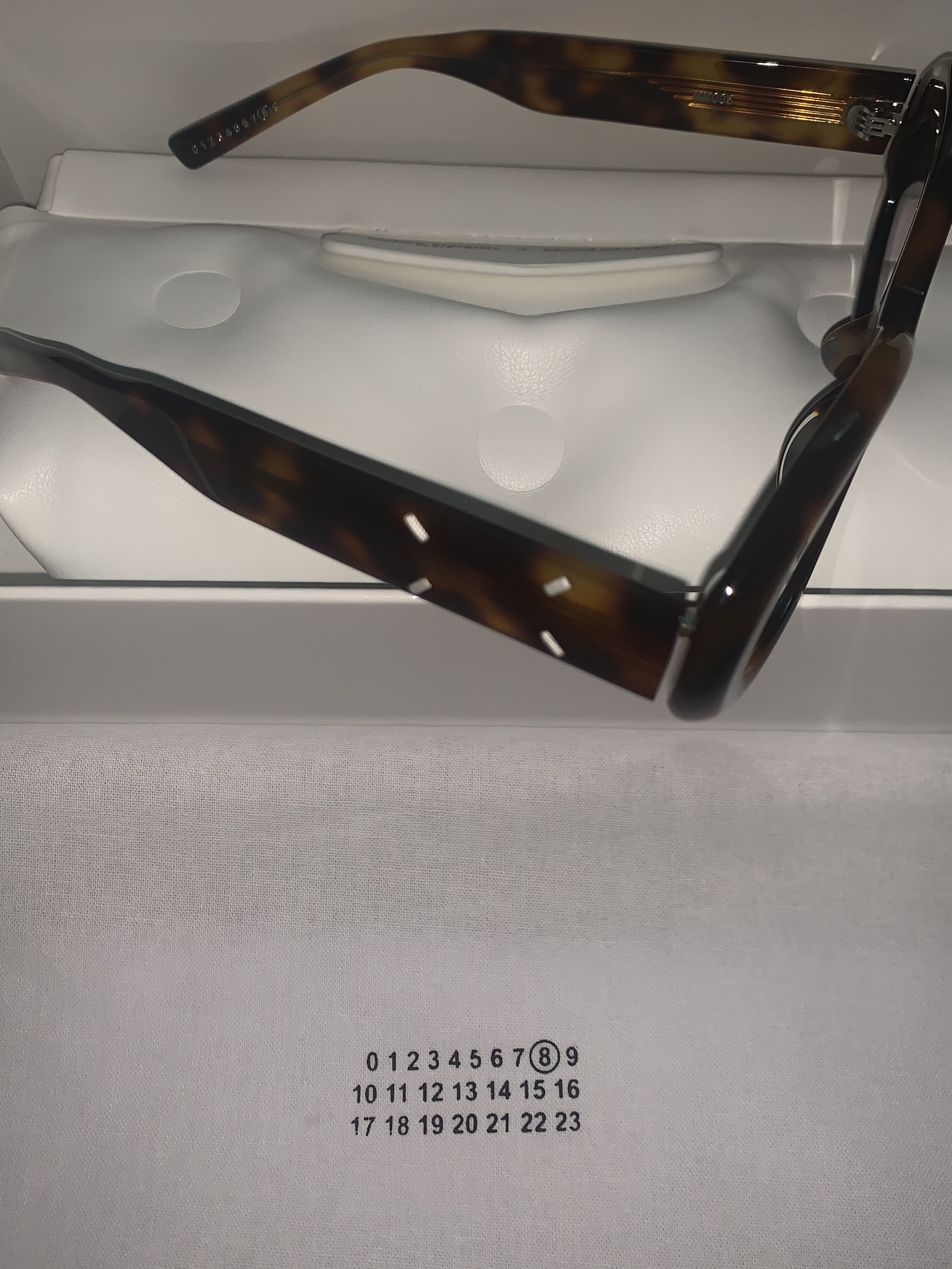 Gentle Monster x Maison Margiela MM005 Brown Tortoise Black 착용 스타일