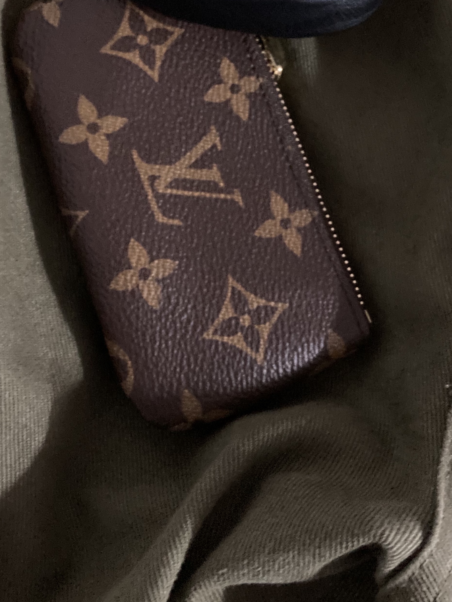 Louis Vuitton Key Pouch Monogram 착용 스타일