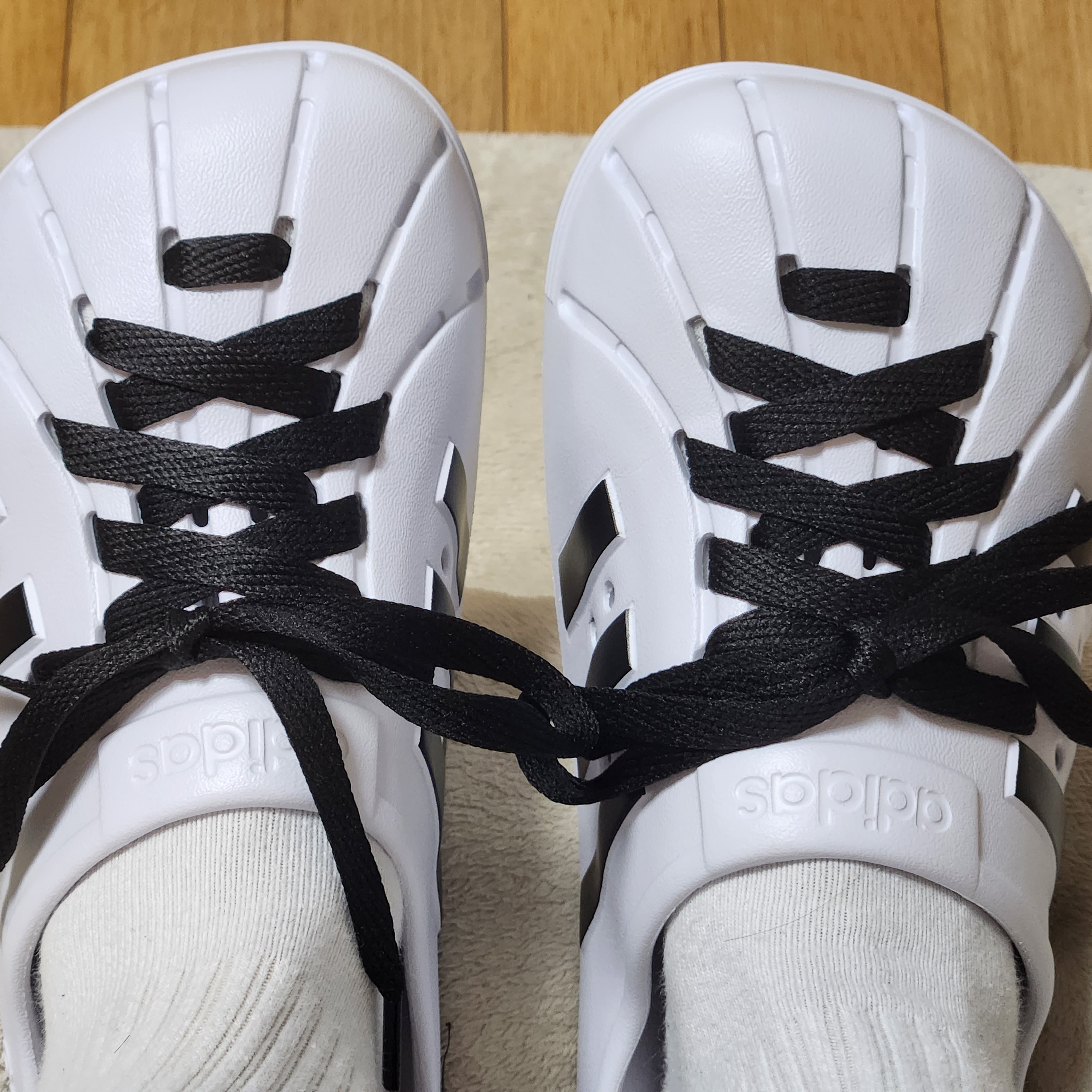 Adidas Adilette Clog White Black 착용 스타일