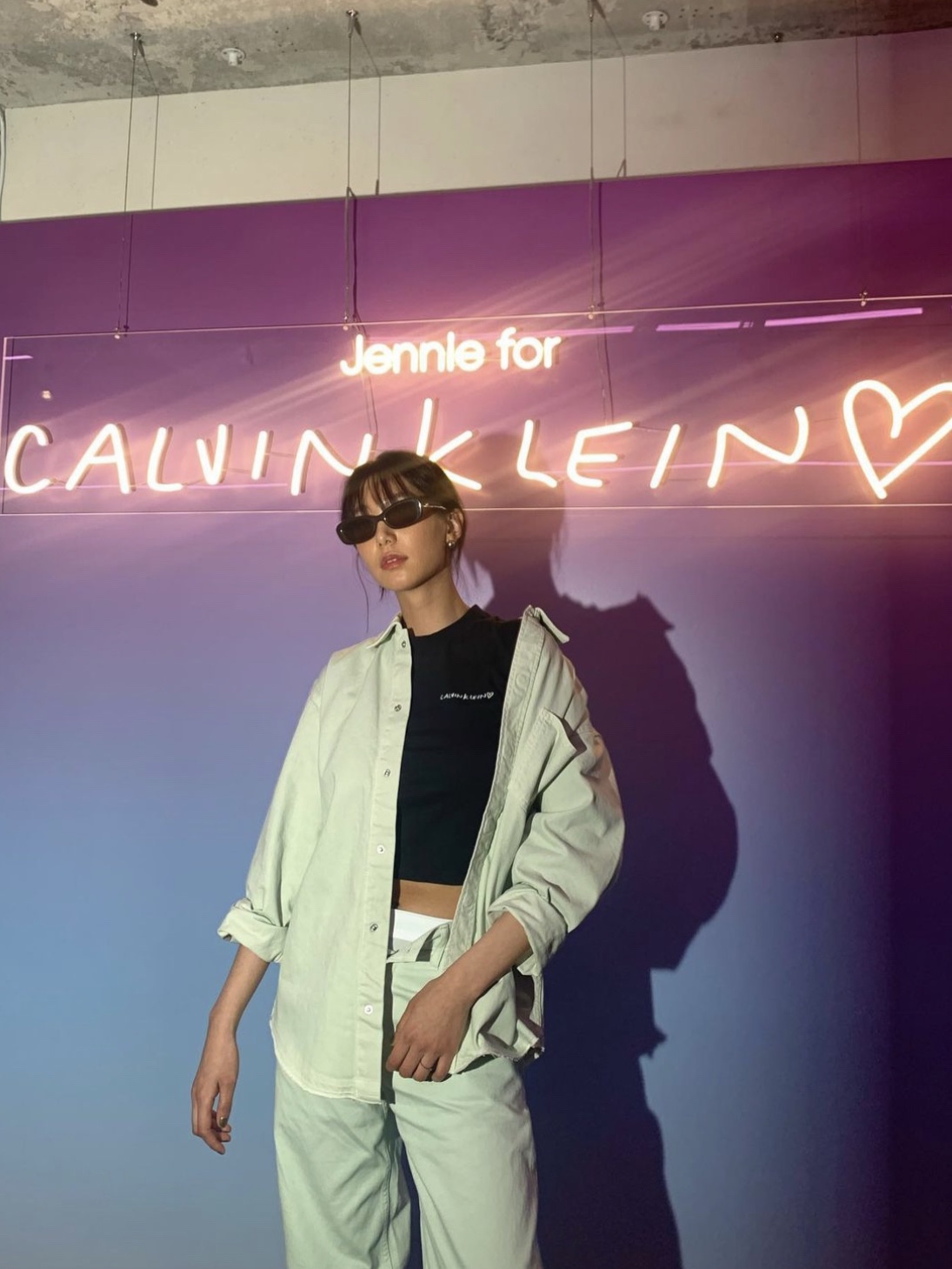 (W) Calvin Klein x Jennie Baby Fit Crop Short Sleeve T-Shirt Black Beauty 착용 스타일 - 1