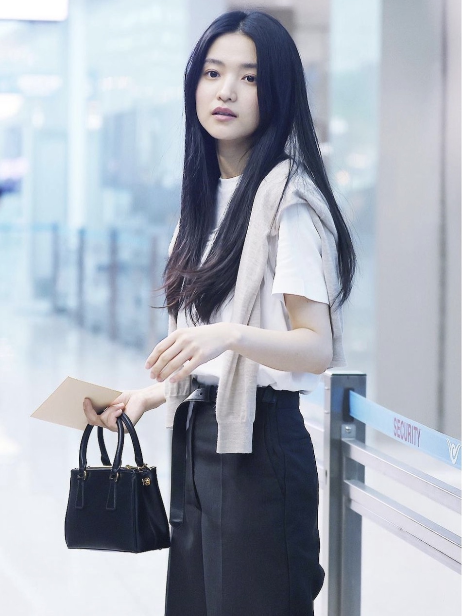 Prada Galleria Saffiano Leather Micro Bag Black 착용 스타일 - 2