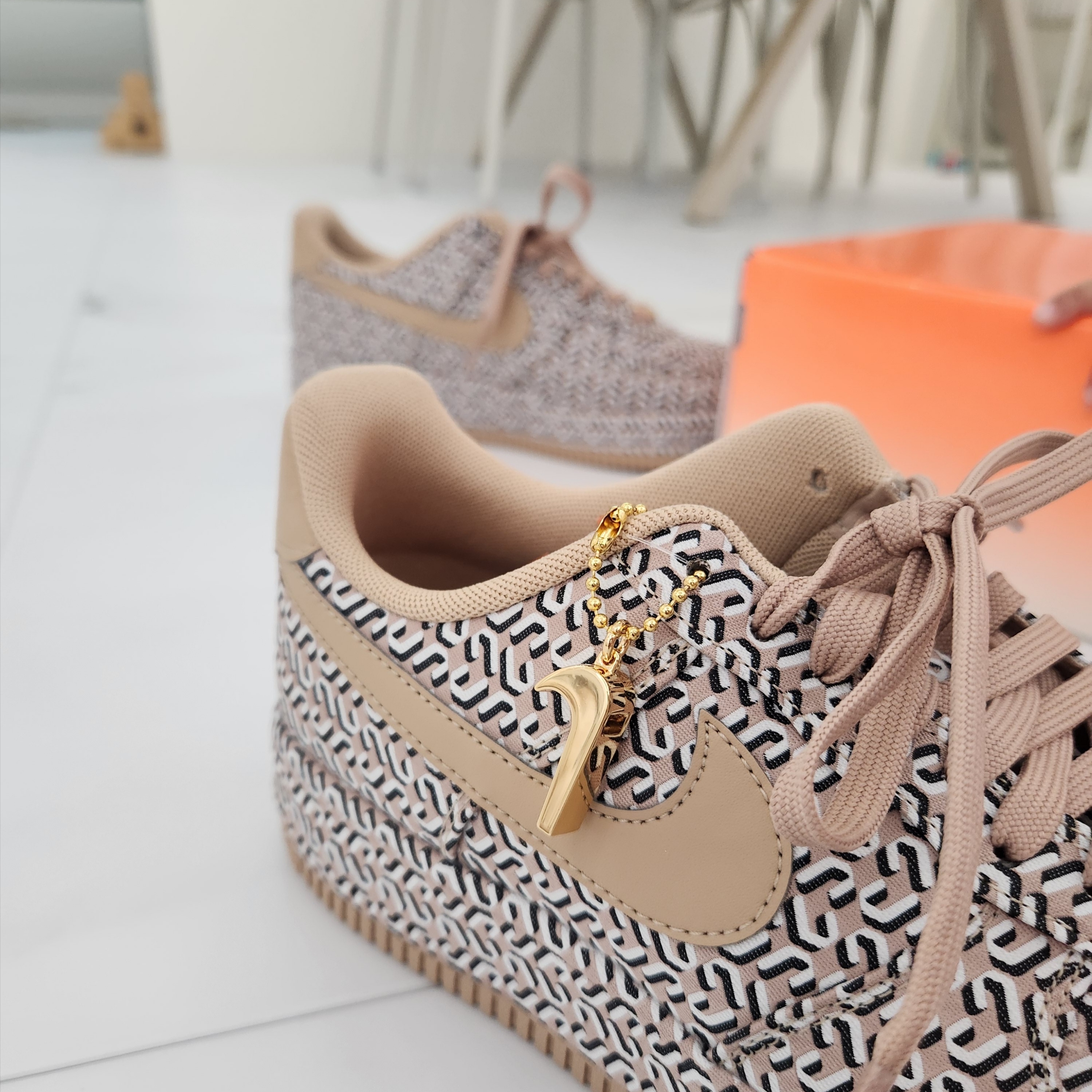 (W) Nike Air Force 1 LX United in Victory Hemp 착용 스타일 - 4