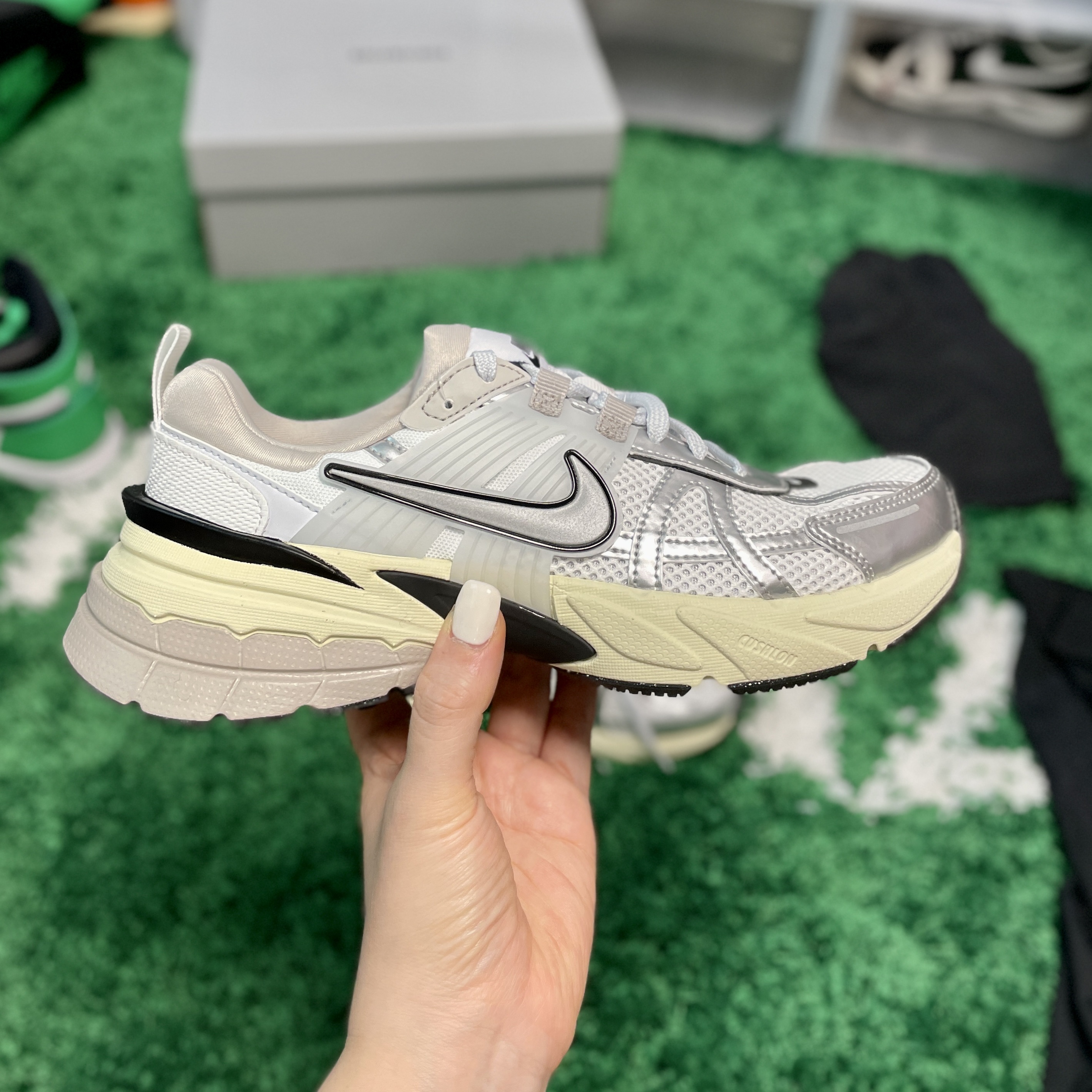 Nike V2K Run Summit White Metallic Silver 착용 스타일
