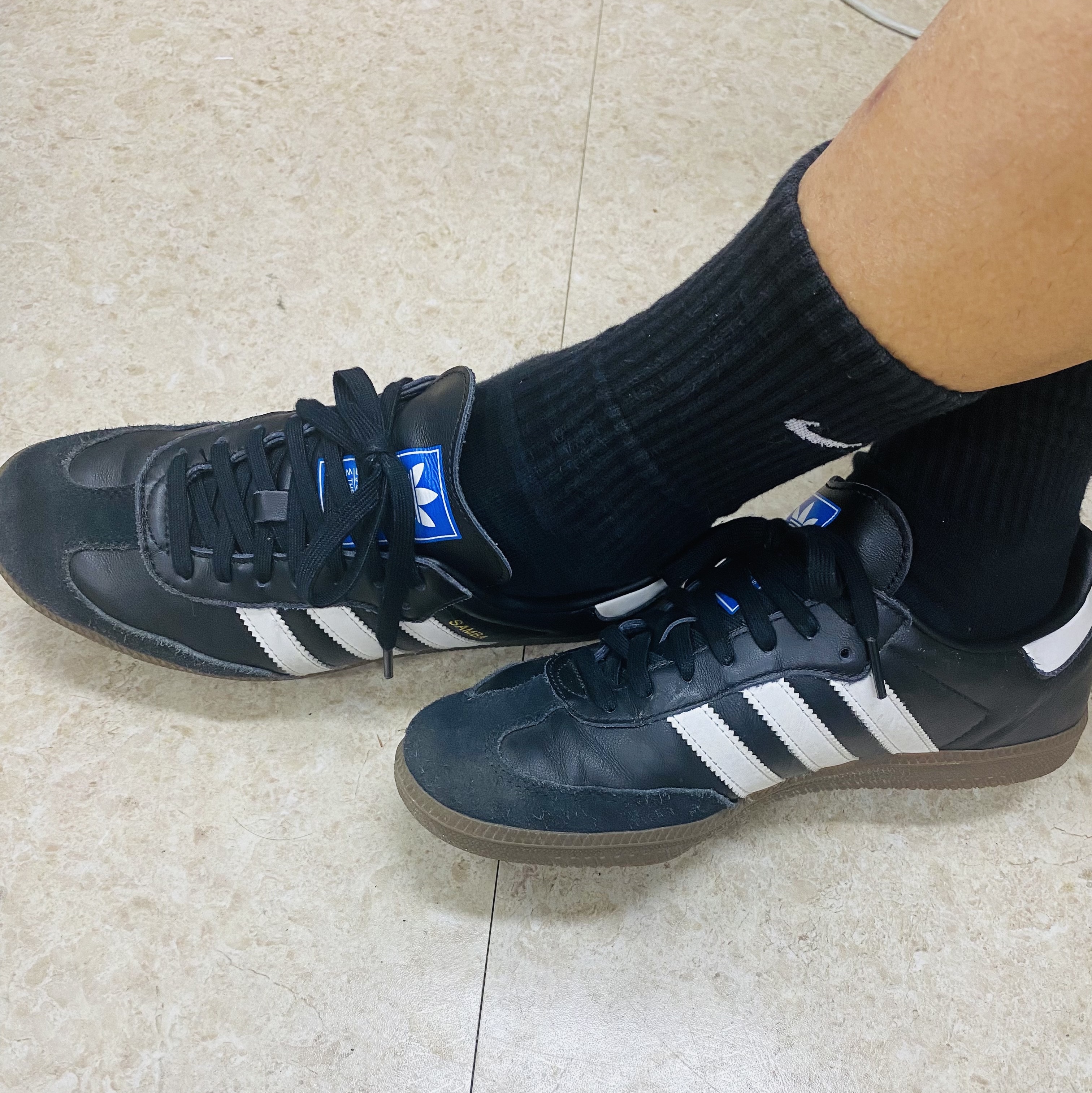 Adidas Samba OG Black White Gum 착용 스타일
