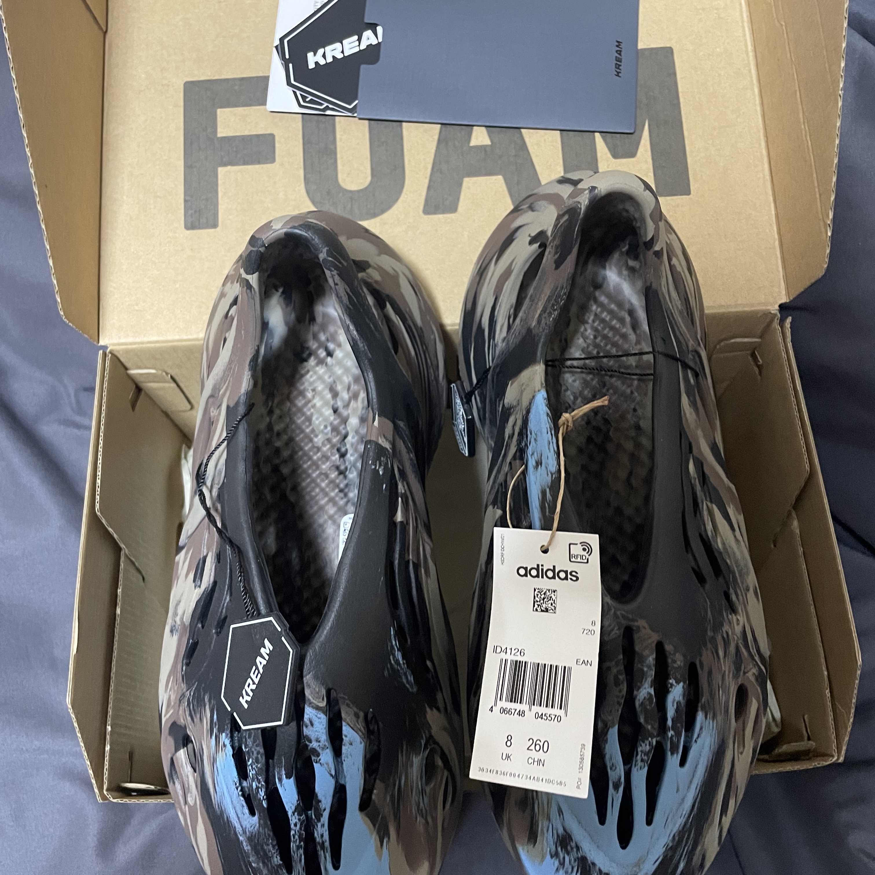 Adidas Yeezy Foam RNNR MX Cinder 착용 스타일