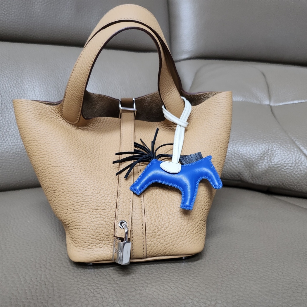 Hermes Rodeo PM Charm Milo & Bleu de France Noir Craie 착용 스타일