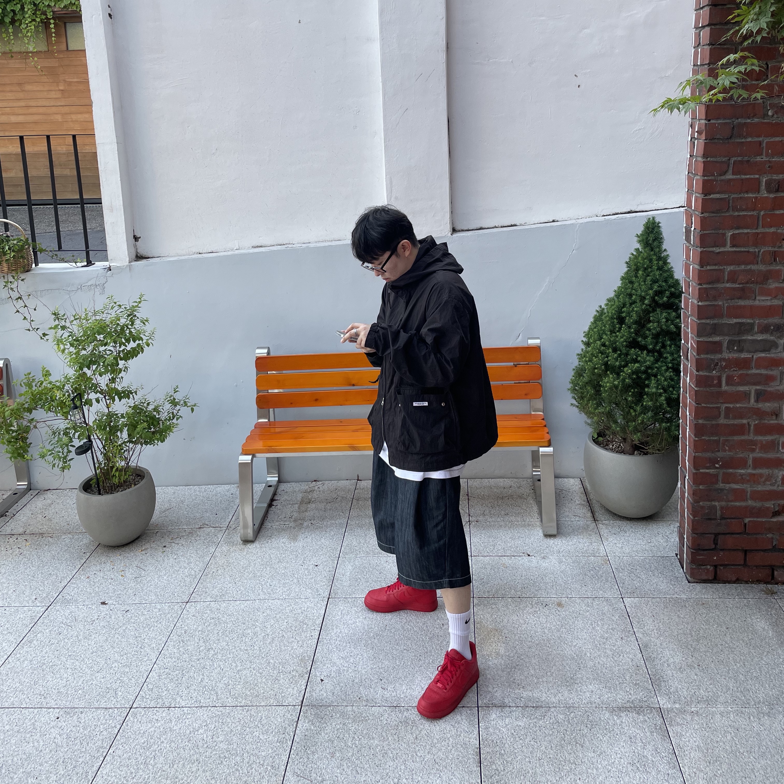 Nike Air Force 1 '07 LV8 Low 1 Triple Red 착용 스타일