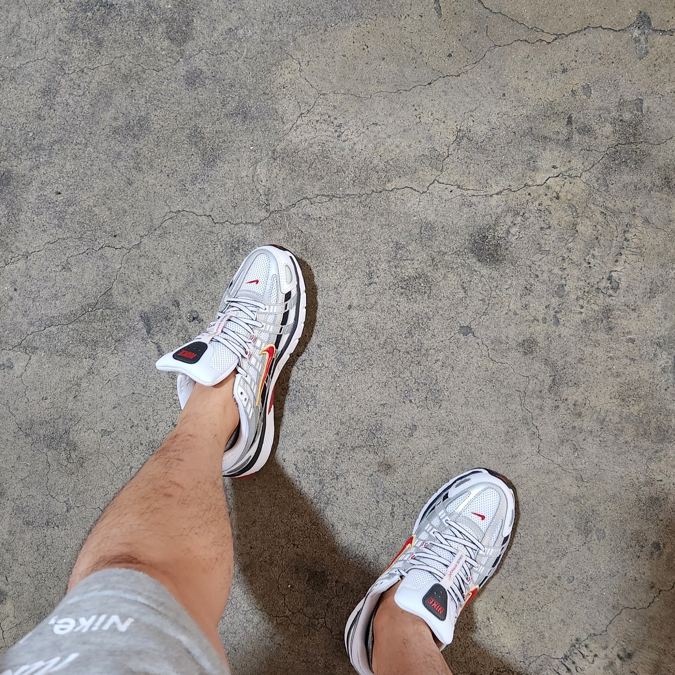 (W) Nike P-6000 Metallic Silver Red 착용 스타일