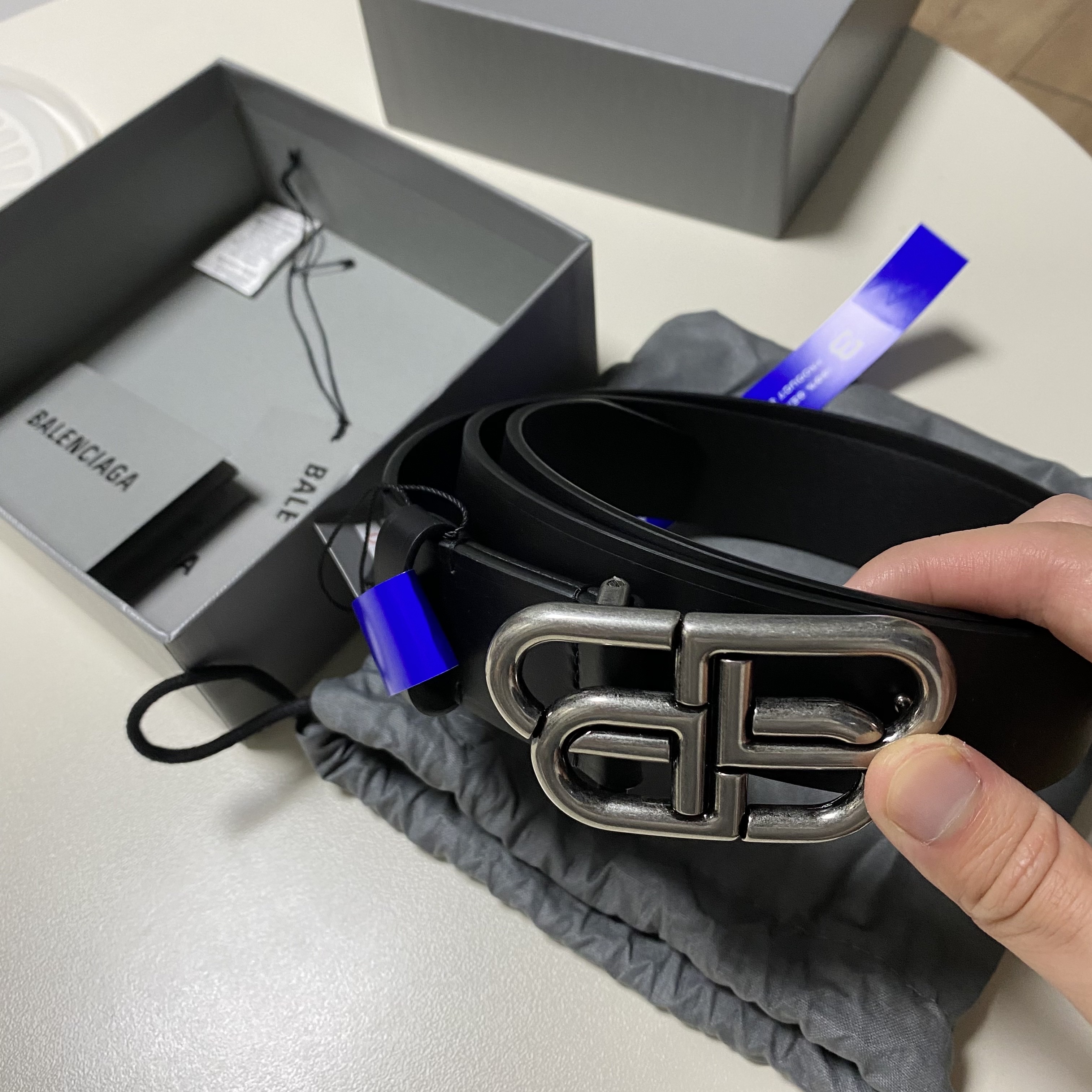 Balenciaga BB Large Vegetable Leather Belt Black Silver 착용 스타일