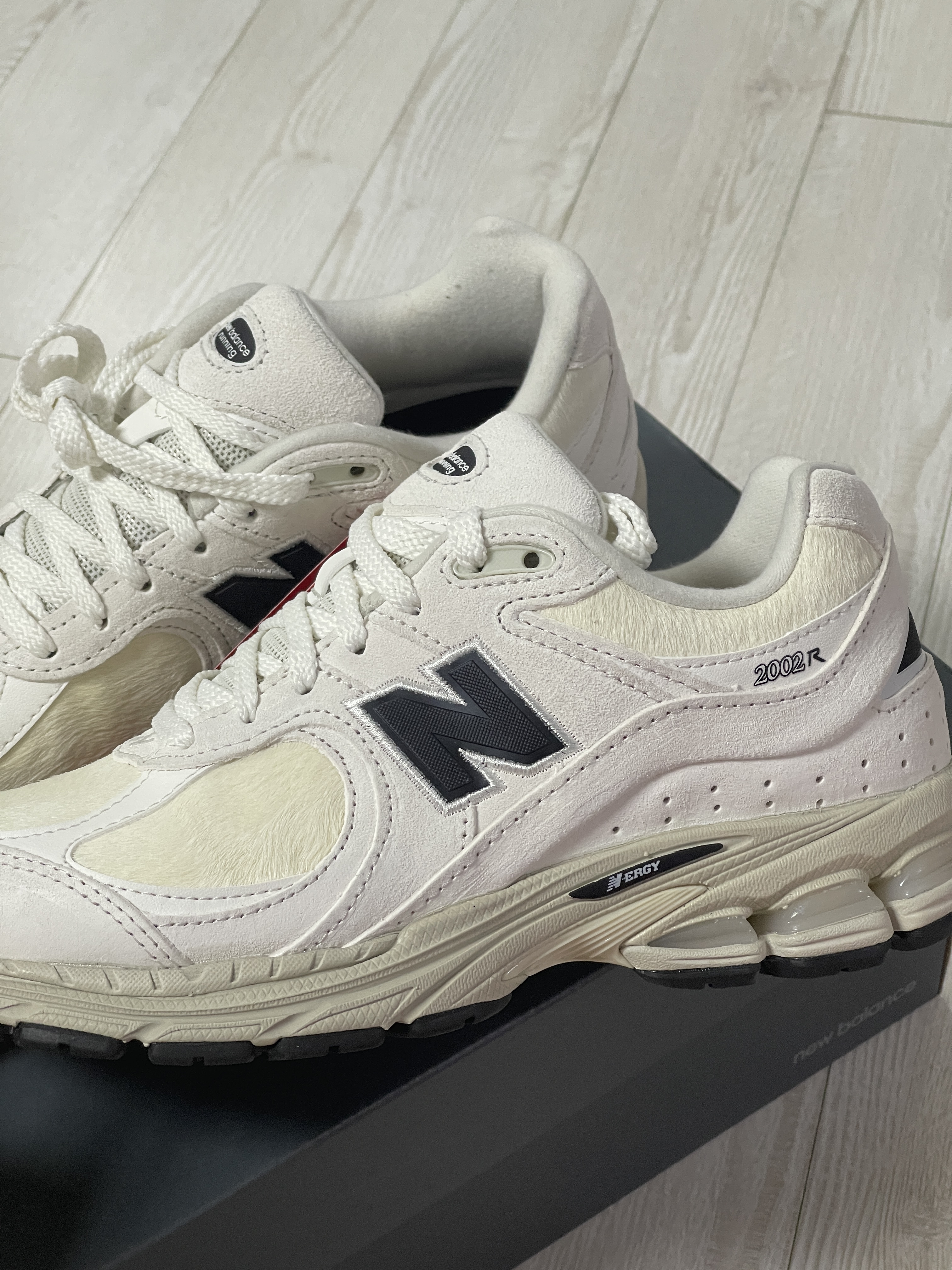 New Balance 2002R White Black 착용 스타일 - 2