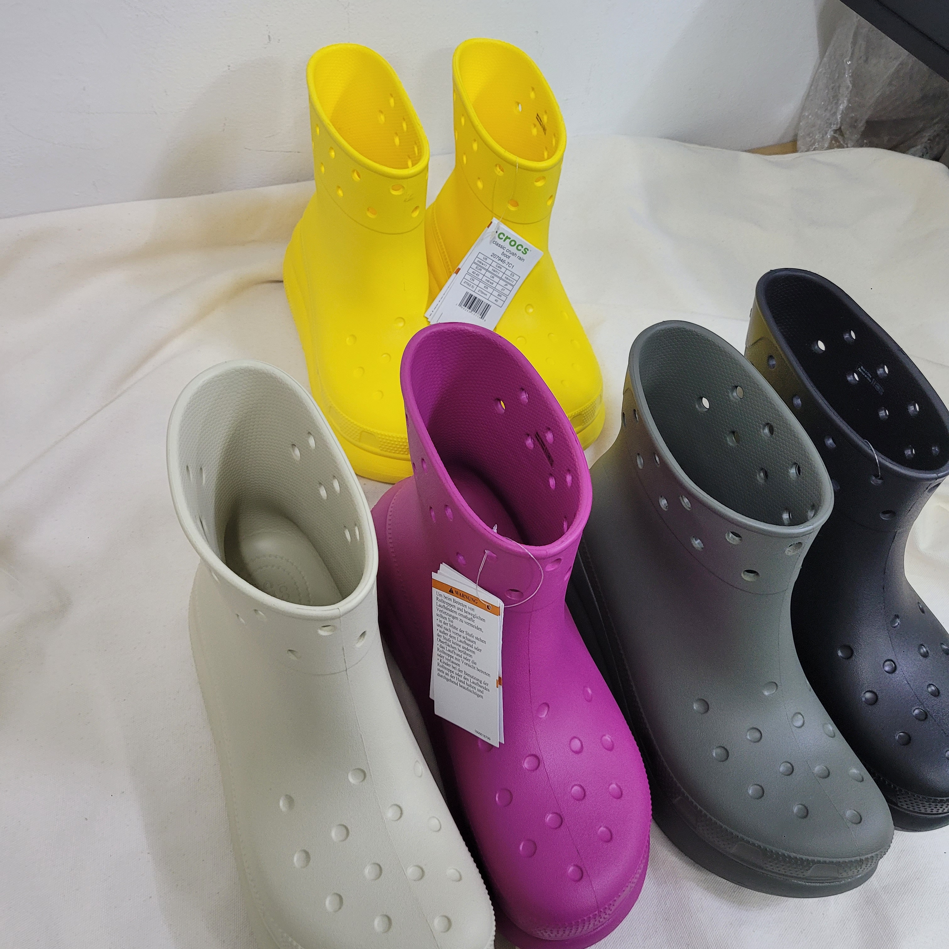Crocs Classic Crush Boot Black, Crocs Classic Crush Boot Bone 착용 스타일 - 3