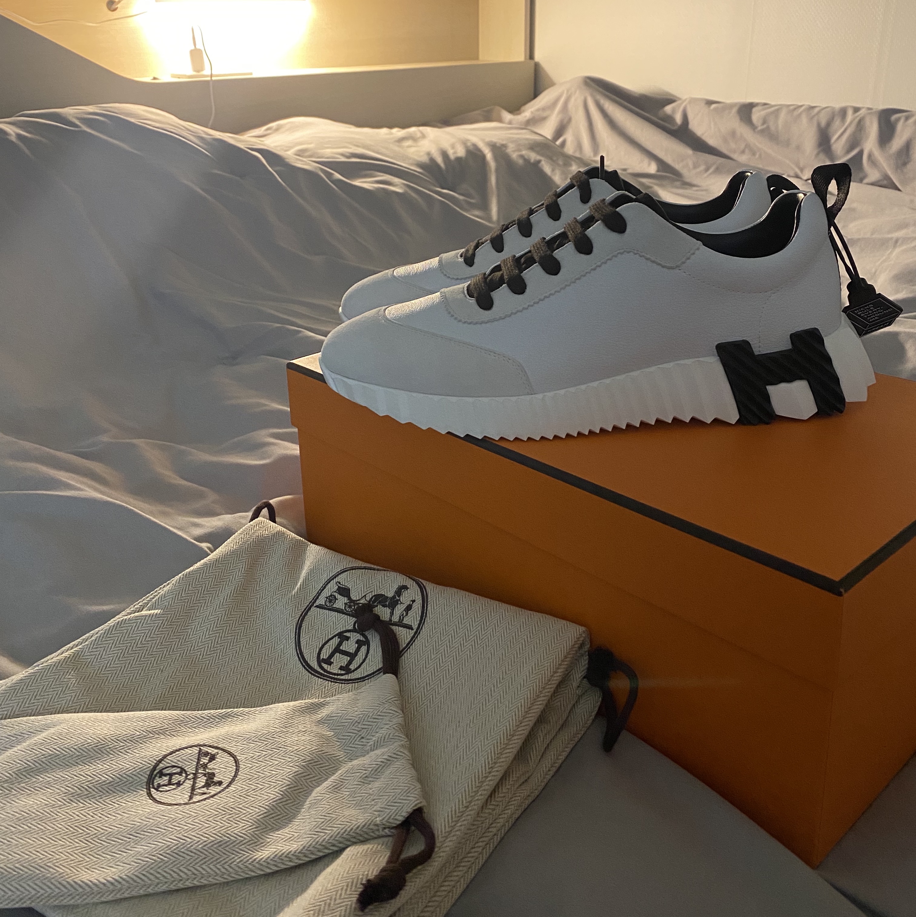(W) Hermes Bouncing Sneakers Sport Suede Goatskin & Blanc Noir 착용 스타일
