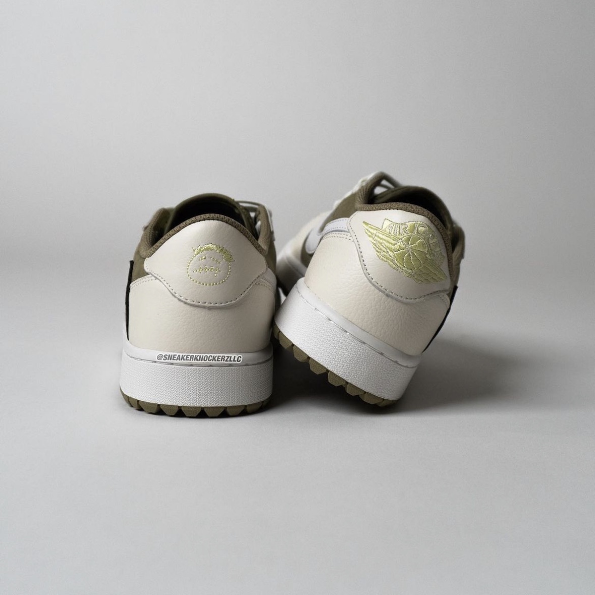 Jordan 1 x Travis Scott Retro Low OG SP Sail and Ridgerock, (W) Jordan 1 x Travis Scott Retro Low OG SP Medium Olive 착용 스타일 - 5