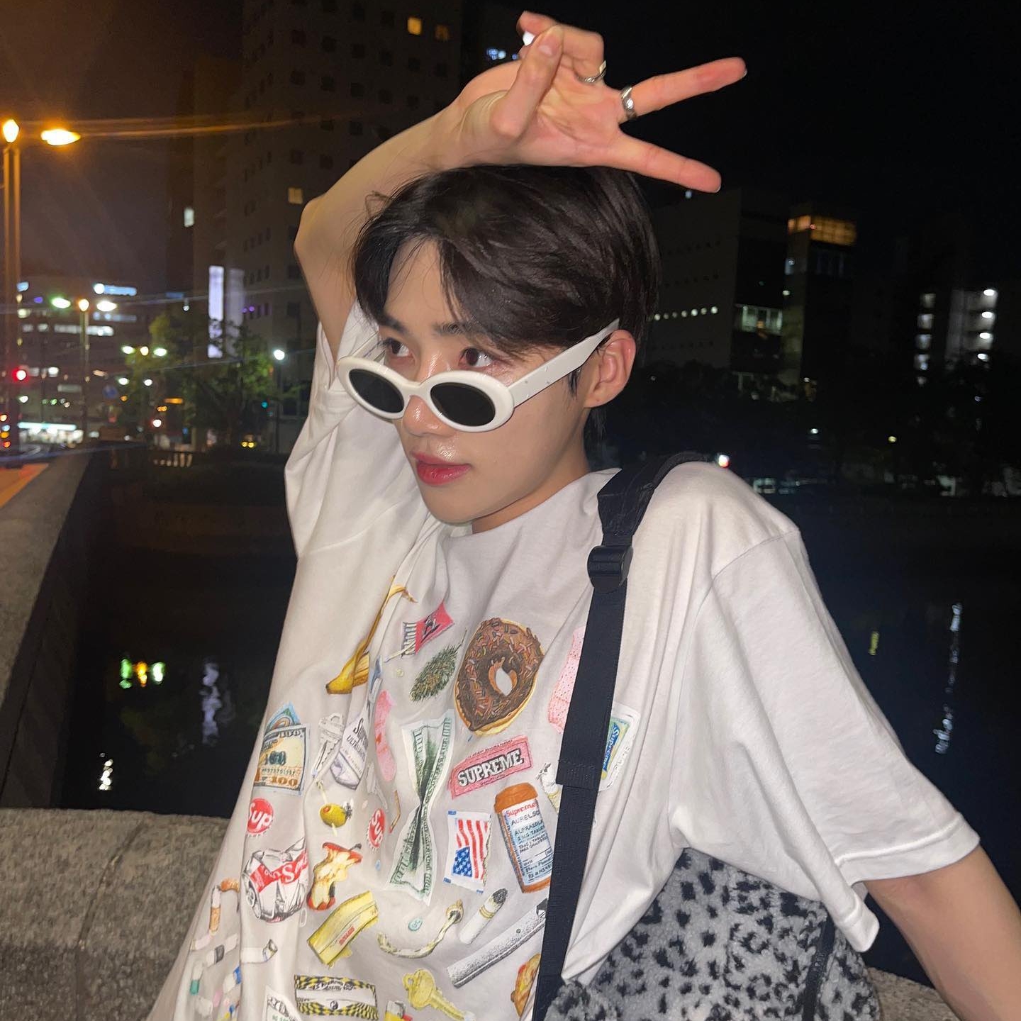 Supreme Trash T-Shirt White - 23SS, Gentle Monster Tambu W1 White 착용 스타일 - 1