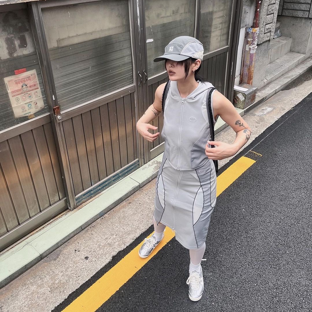 Art of Field Short Hooded Vest Jacket Lihgt Gray, Art of Field Short Hooded Vest Jacket Black 착용 스타일