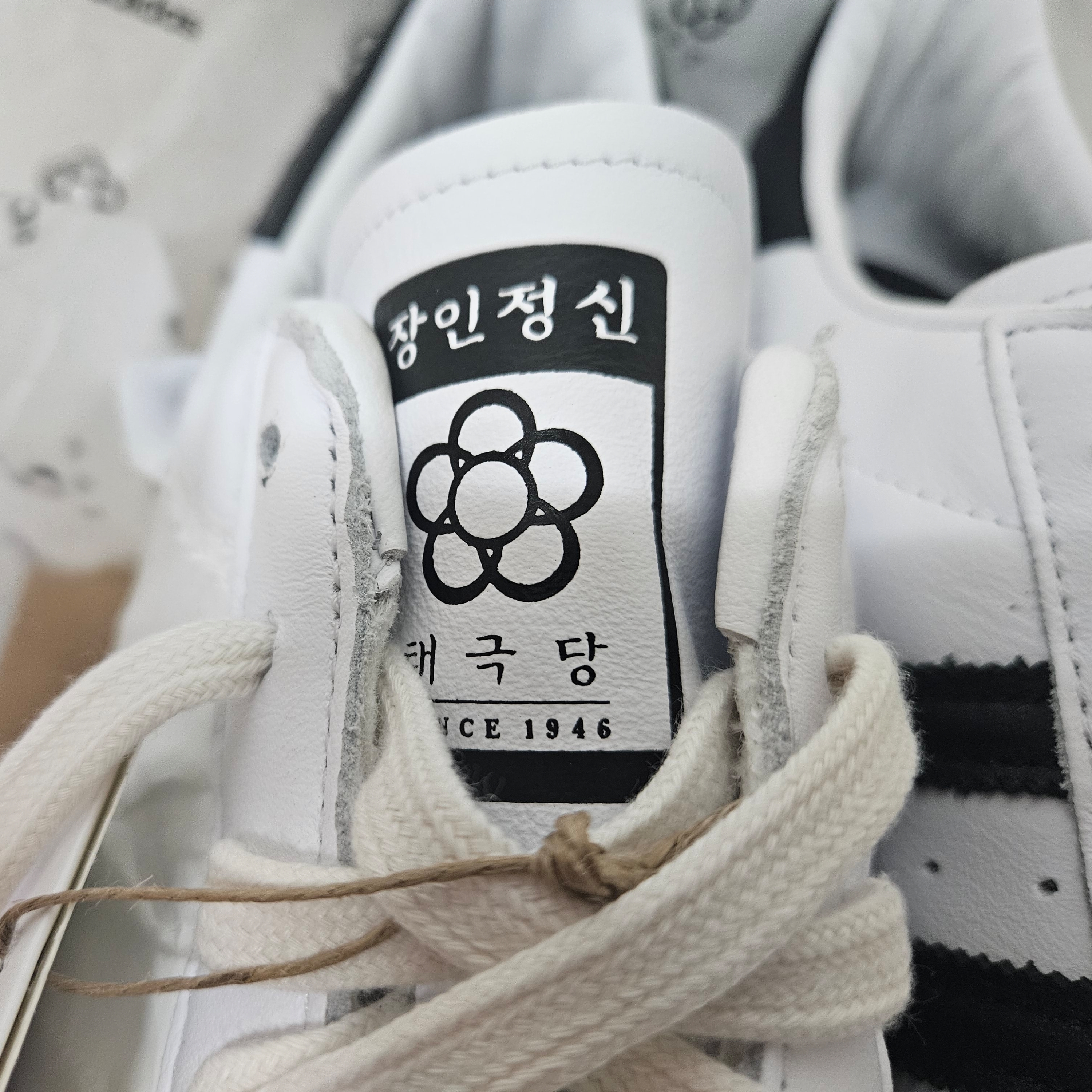 Adidas x Taegeukdang Superstar White Black 착용 스타일 - 2