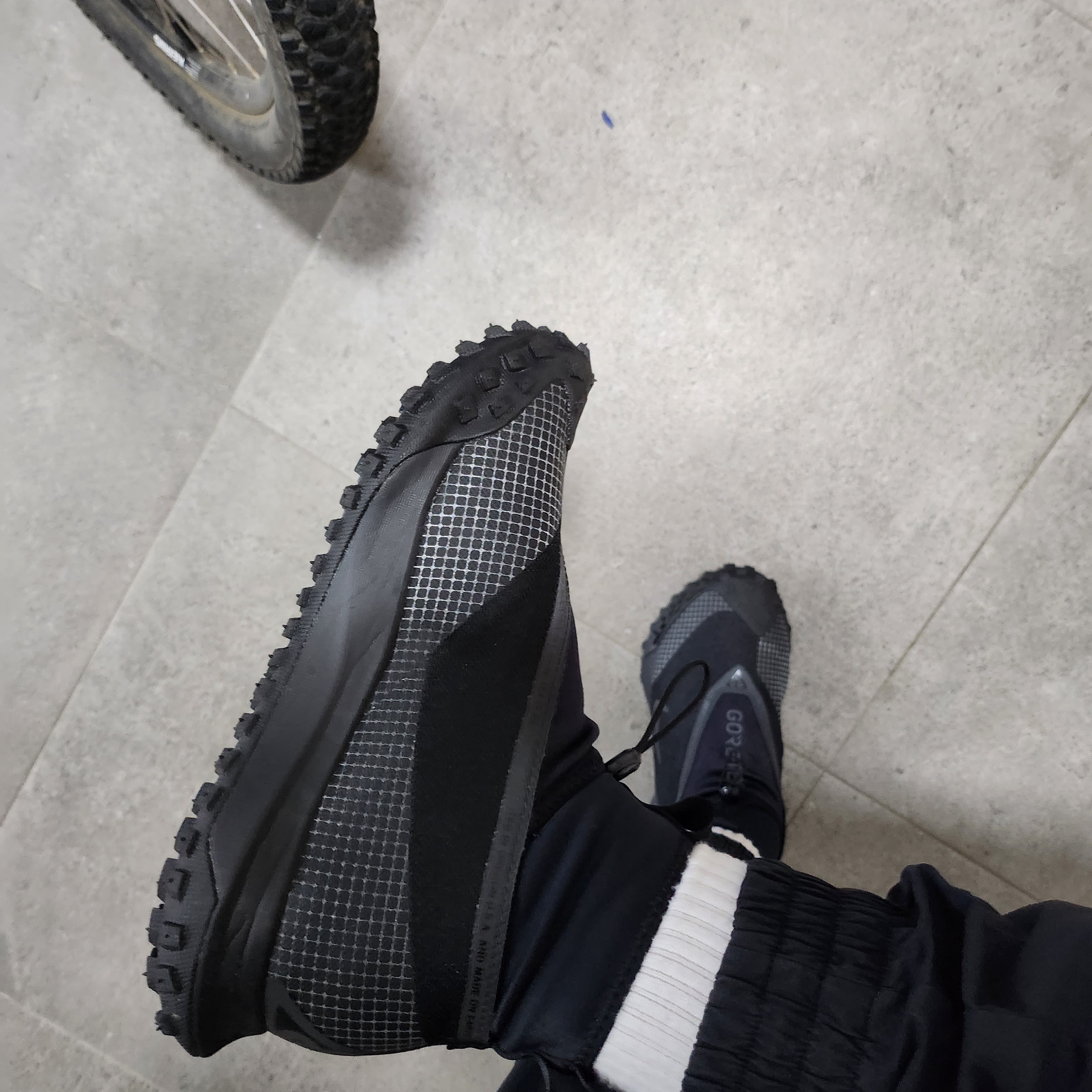 Nike ACG Mountain Fly Gore-Tex Black and Dark Grey 착용 스타일 - 2
