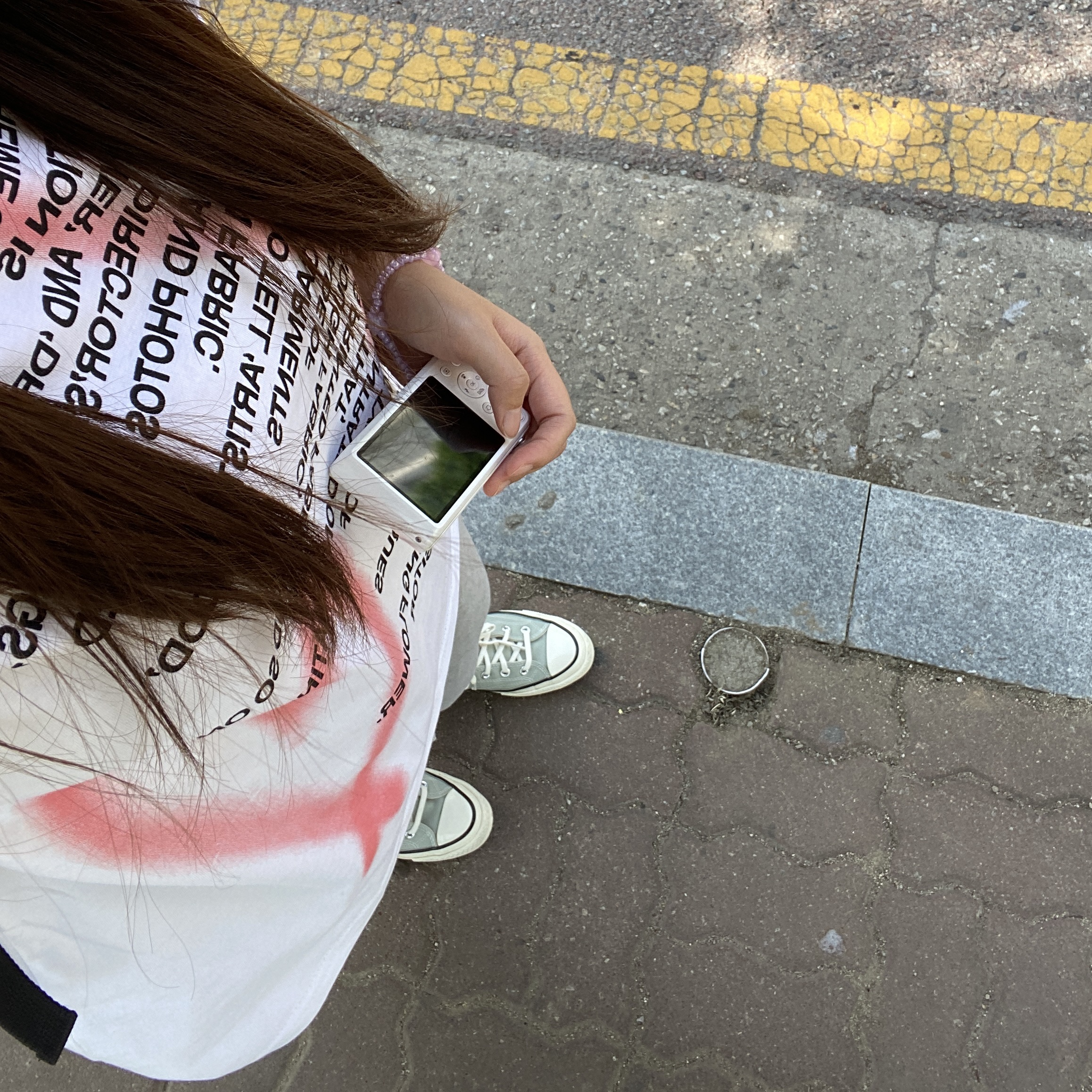 The Museum Visitor Heart Sprayed T-Shirt White 착용 스타일