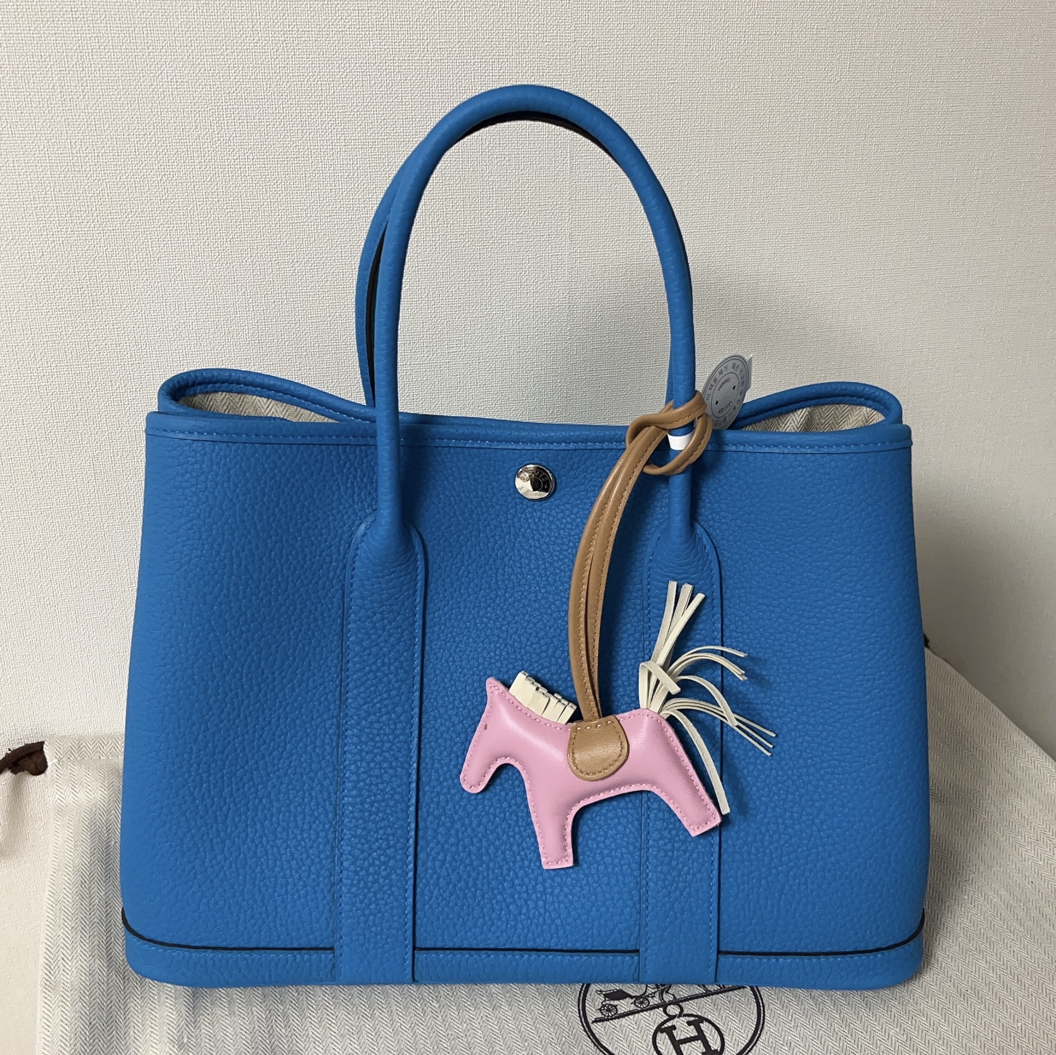 Hermes Garden Party 30 Bag Negonda & Palladium Bleu Zanzibar, Hermes Rodeo PM Charm Milo & Mauve Sylvestre Crai Chai 착용 스타일