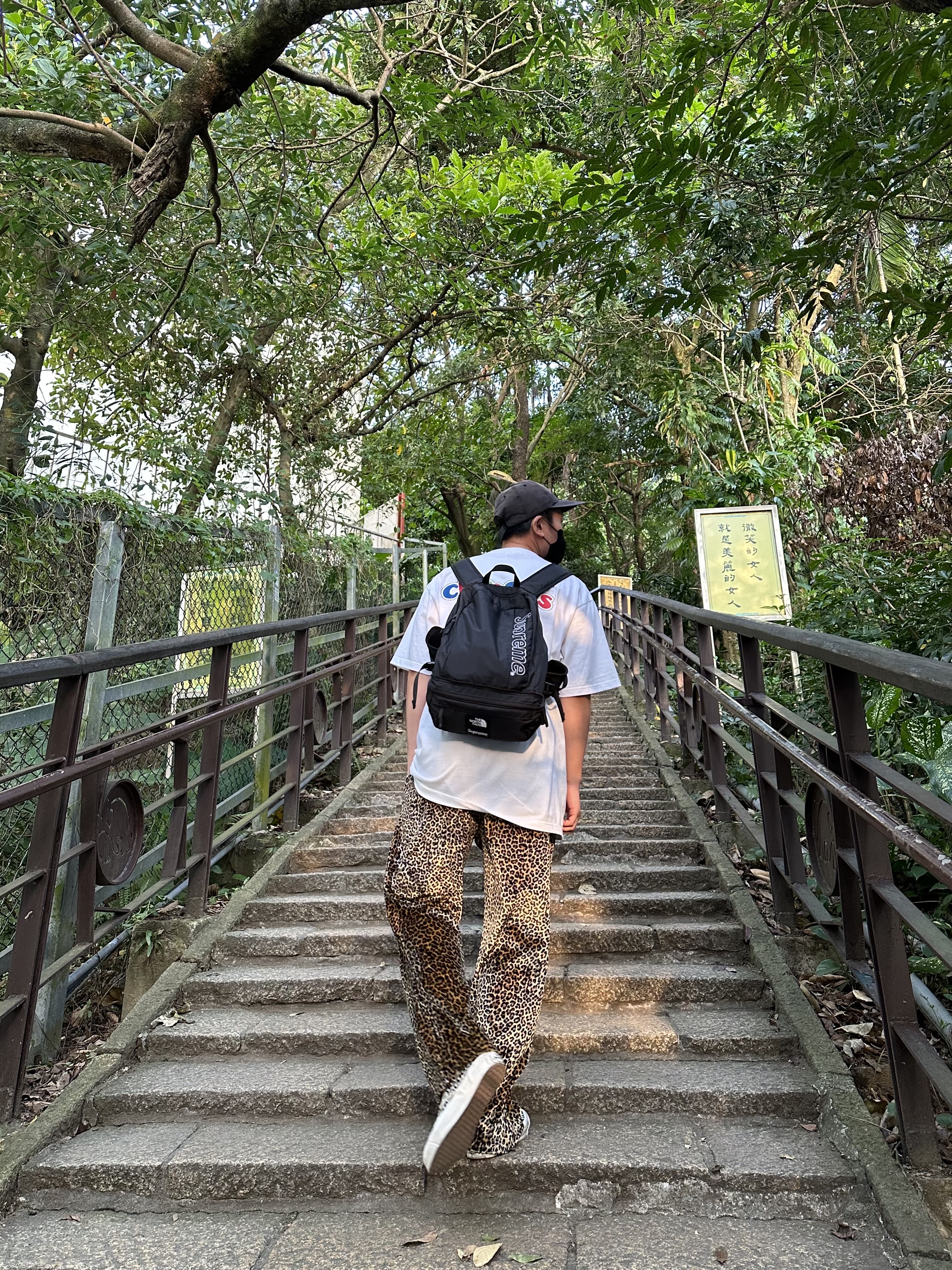 Vans Vault x CDG Slip-On LX White, Supreme x The North Face Trekking Convertible Backpack + Waist Bag Black - 22SS 착용 스타일
