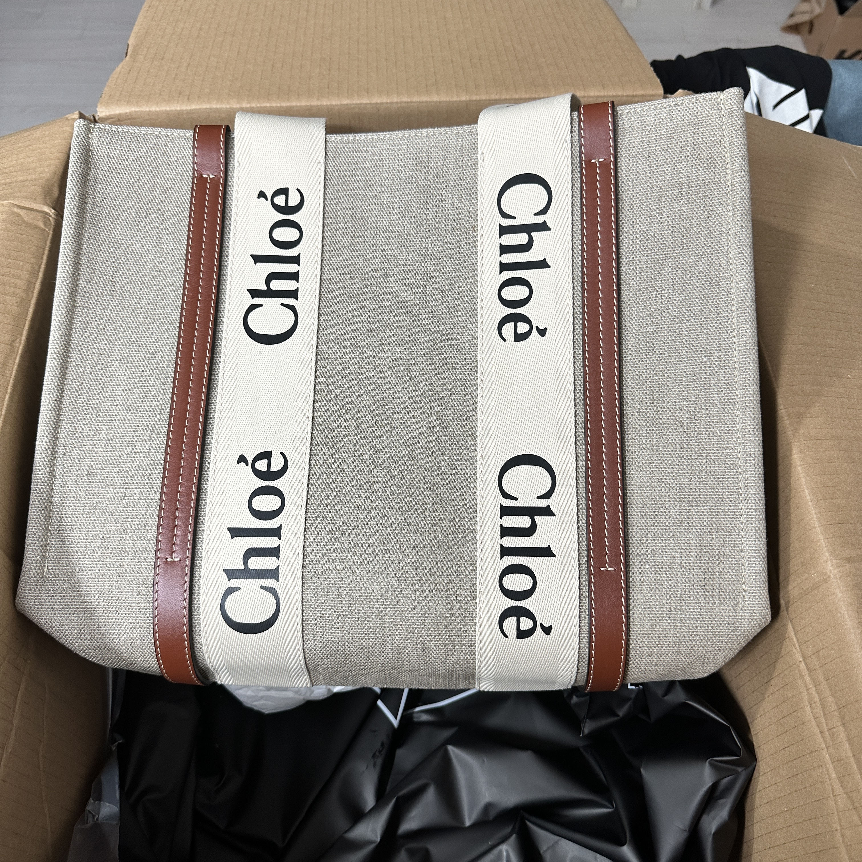 Chloe Woody Medium Tote Bag White Brown 착용 스타일 - 1