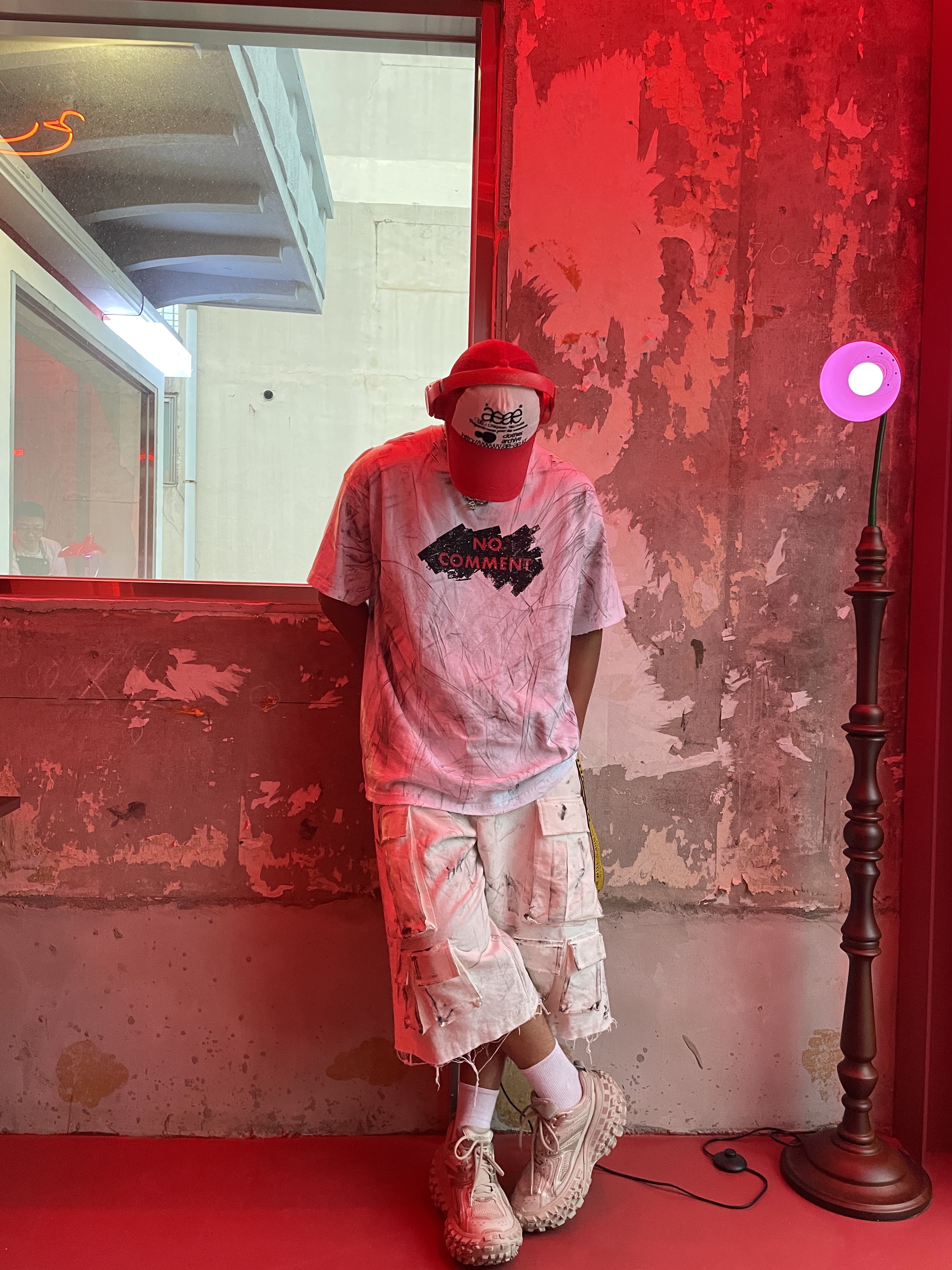Nos Couleurs Distressed Cargo Shorts White, Nos Couleurs No Comment T-Shirt White 착용 스타일 - 2