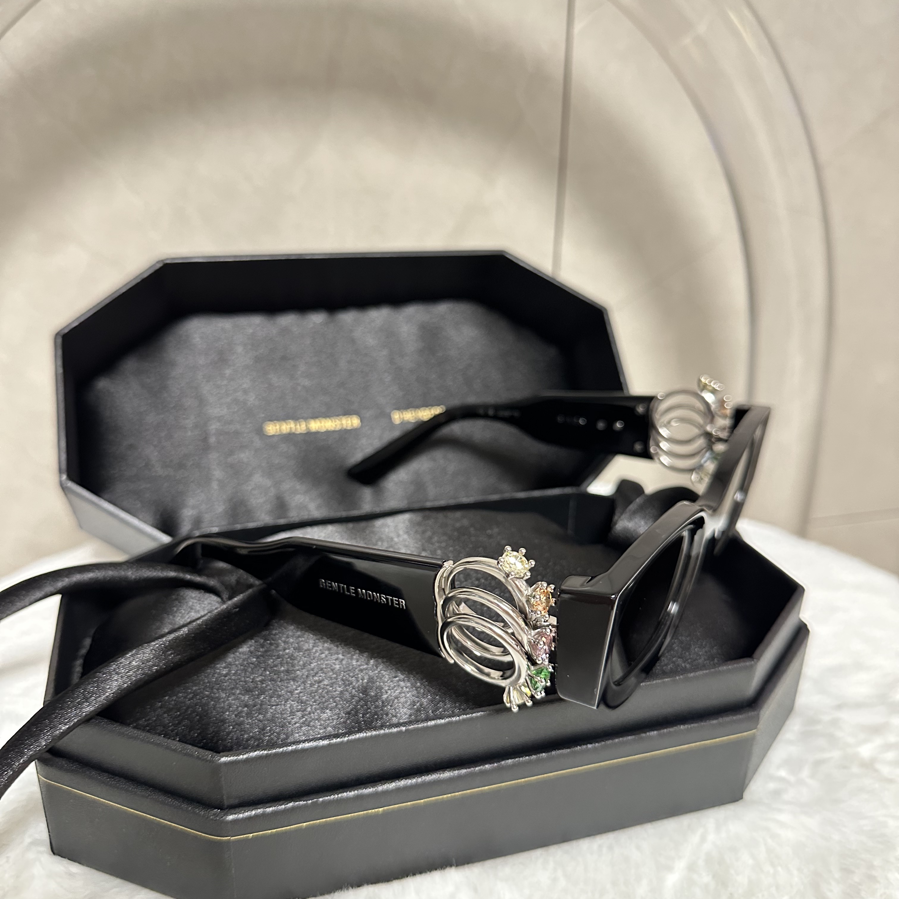 Gentle Monster x D'heygere Rings 01 Black 착용 스타일 - 1