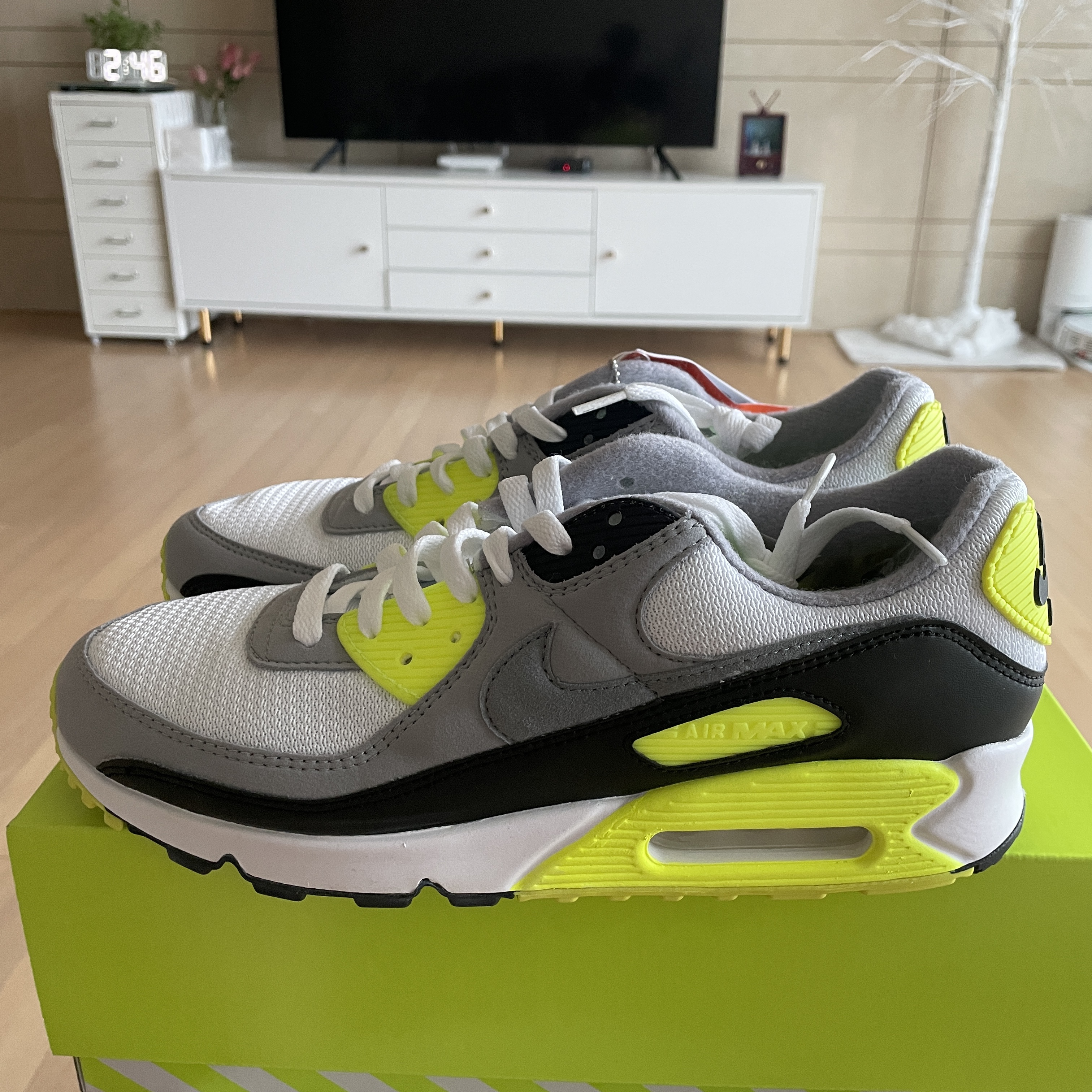Nike Air Max 90 OG Volt 2020 착용 스타일 - 2