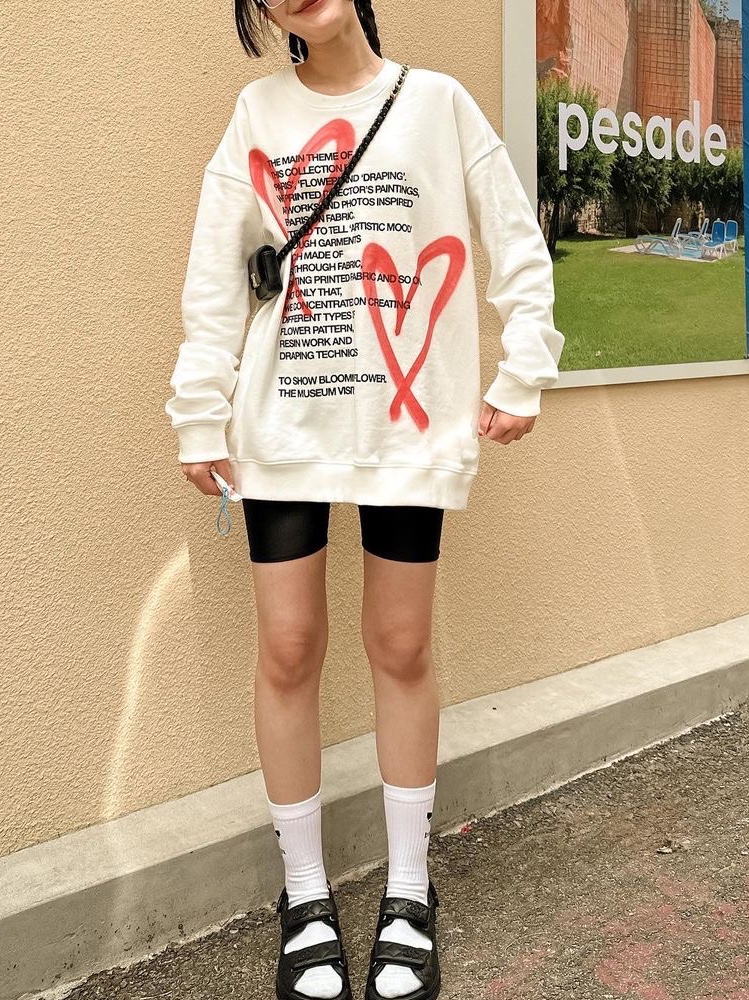 [KREAM 단독] The Museum Visitor Heart Sprayed Sweatshirt White -22PF, [KREAM 단독] The Museum Visitor Heart Sprayed Sweatshirt Grey - 22PF 착용 스타일
